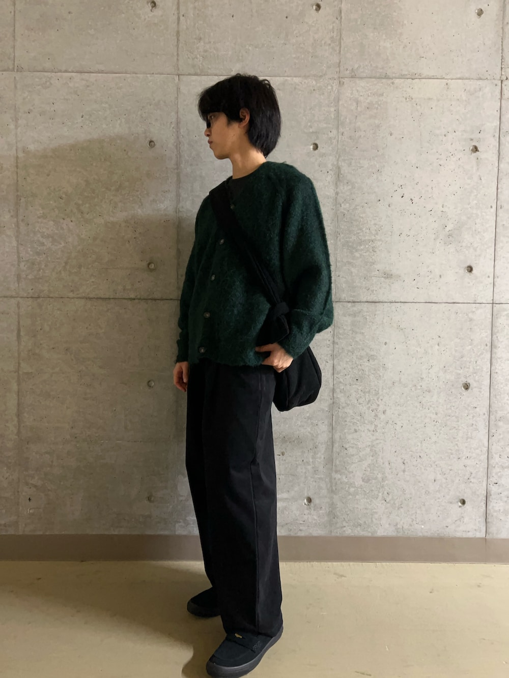 グリーン系のカーディガン/ボレロ、ブラック系のローファー、ブラック系のその他パンツを着用したメンズの秋コーディネートの4枚目の写真