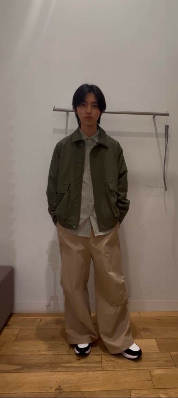 ホワイト系のスニーカー、グリーン系のブルゾン、ベージュ系のシャツ/ブラウスを着用したメンズの冬コーディネートの10枚目の写真