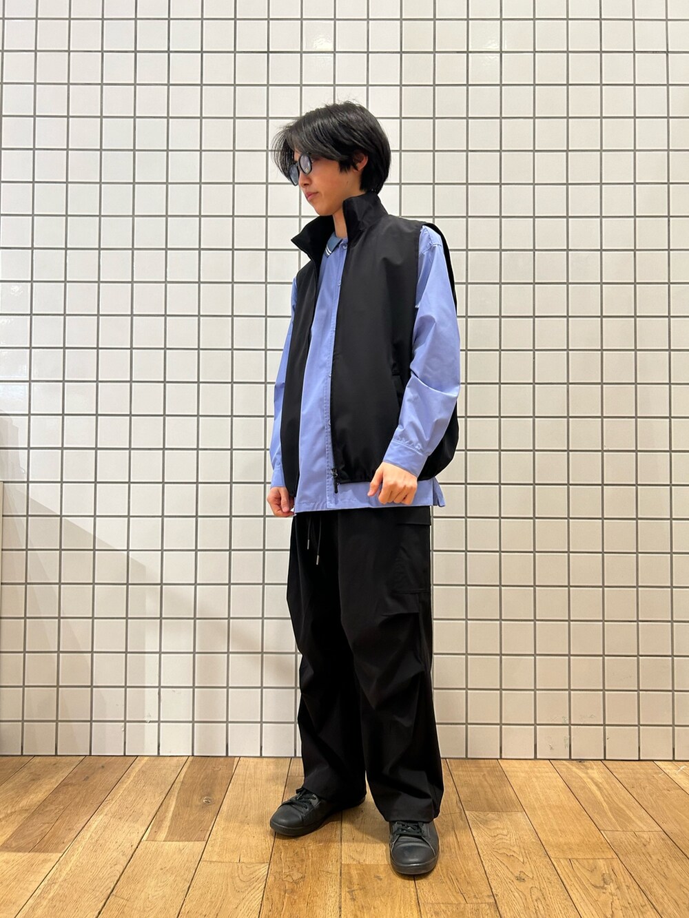 ブラック系のその他アウター、ブルー系のシャツ/ブラウス、ブラック系のその他パンツを着用したメンズの春コーディネートの2枚目の写真