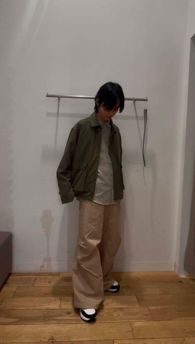 ホワイト系のスニーカー、グリーン系のブルゾン、ベージュ系のシャツ/ブラウスを着用したメンズの冬コーディネートの5枚目の写真