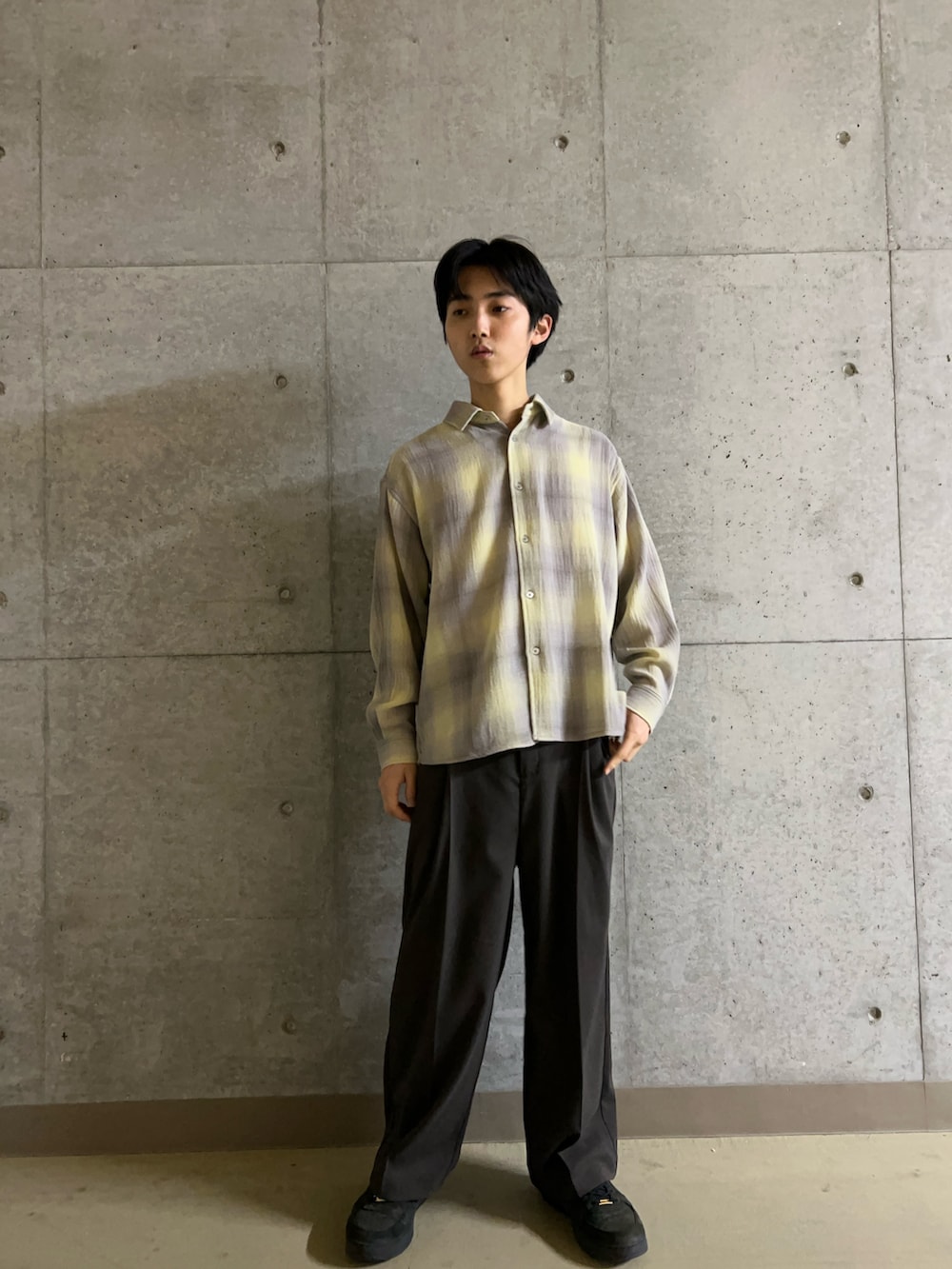 イエロー系のシャツ/ブラウス、グレー系のスラックスを着用したメンズの春コーディネートの3枚目の写真