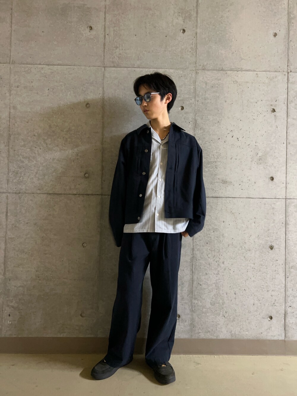 ブルー系のシャツ/ブラウス、ブルー系のブルゾン、ブルー系のその他パンツを着用したメンズの春コーディネートの4枚目の写真