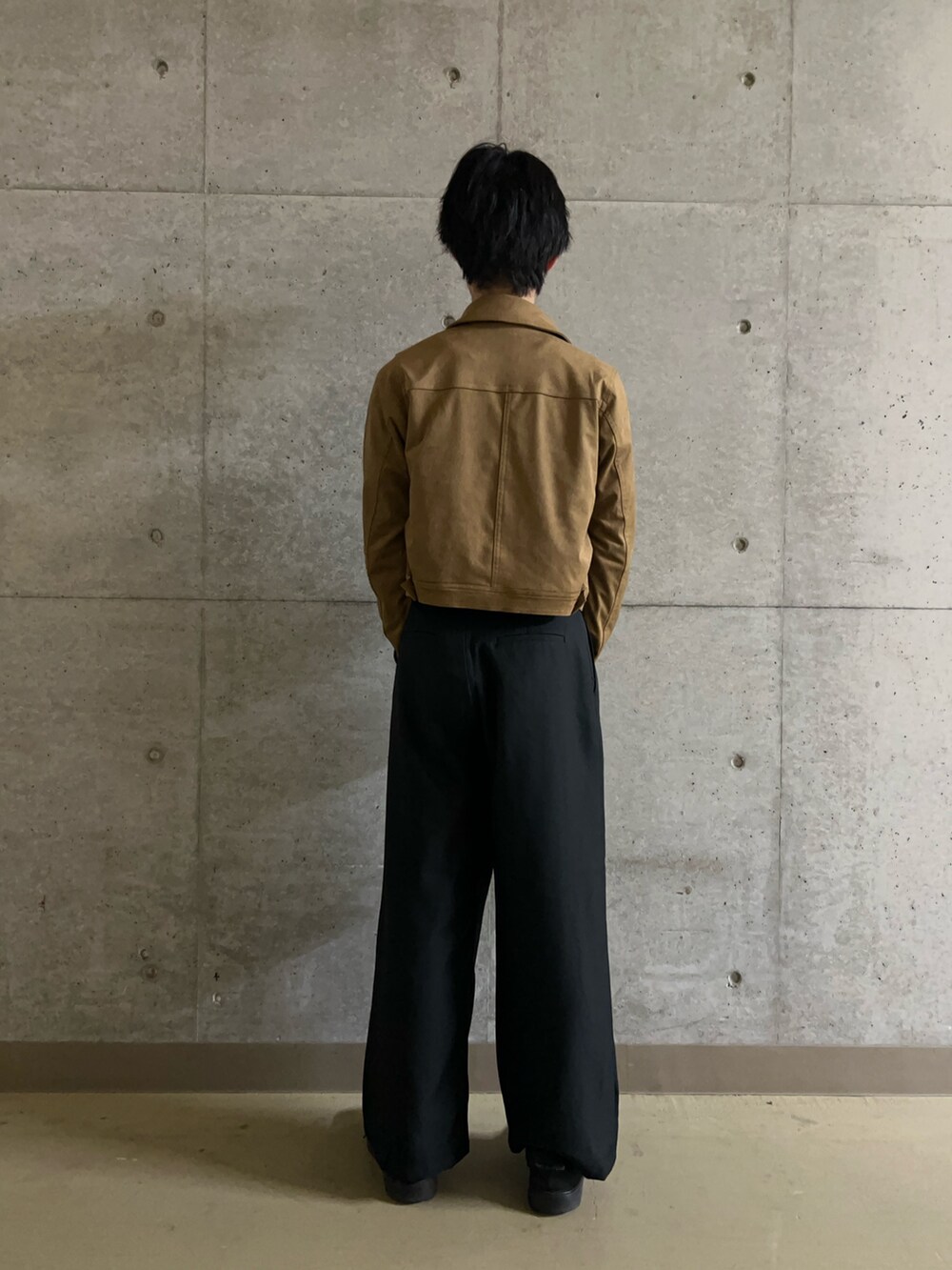 イエロー系のその他アウター、ブラック系のニット/セーター、ブラック系のその他パンツを着用したメンズの秋コーディネートの5枚目の写真