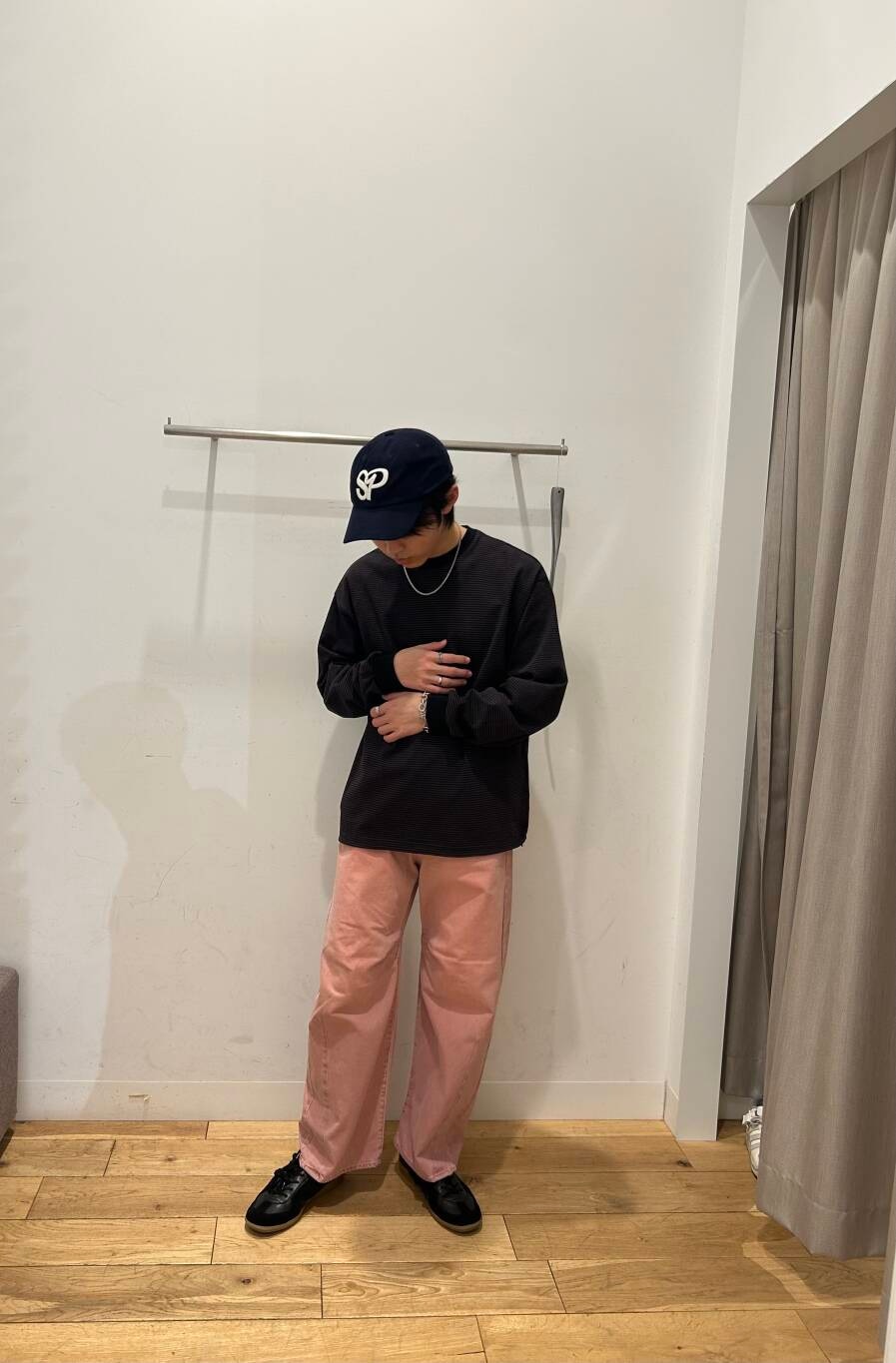 ブラック系のスニーカー、ピンク系のデニムパンツ、ブラウン系のTシャツ/カットソーを着用したメンズの冬コーディネートの3枚目の写真