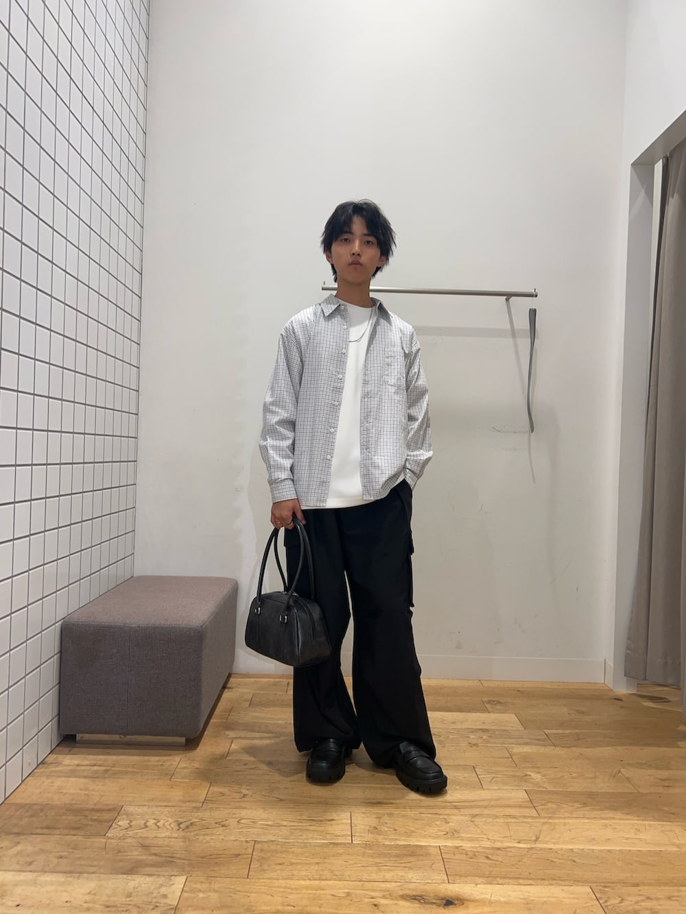 ホワイト系のTシャツ/カットソー、ホワイト系のシャツ/ブラウス、ブラック系のその他パンツを着用したメンズの秋コーディネートの2枚目の写真