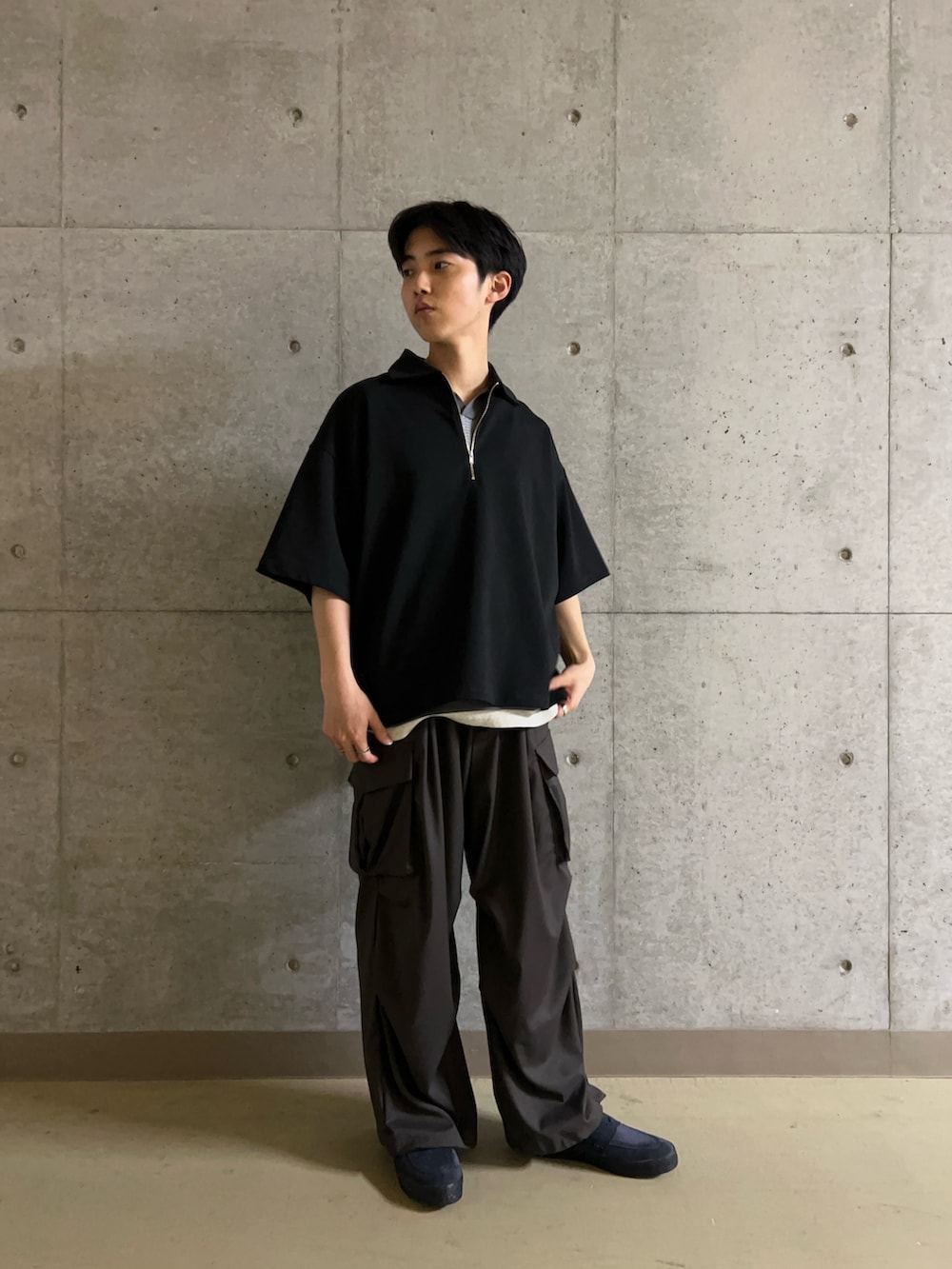グレー系のニット/セーター、ブラック系のTシャツ/カットソー、グレー系のその他パンツを着用したメンズの春コーディネートの3枚目の写真
