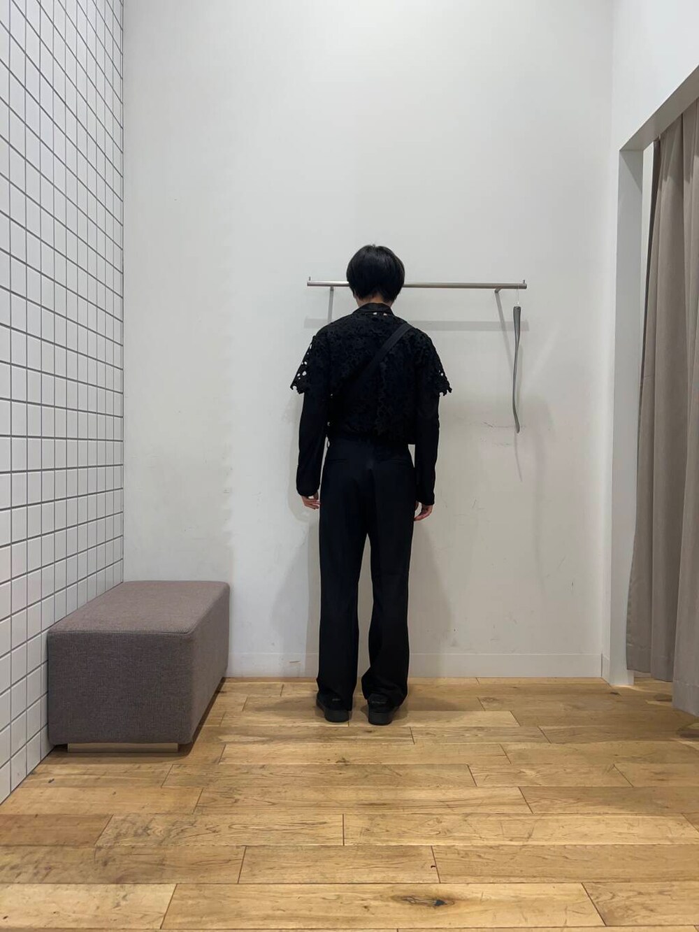 ブラック系のTシャツ/カットソー、ブラック系のショルダーバッグ、ブラック系のシャツ/ブラウスを着用したメンズの春コーディネートの4枚目の写真