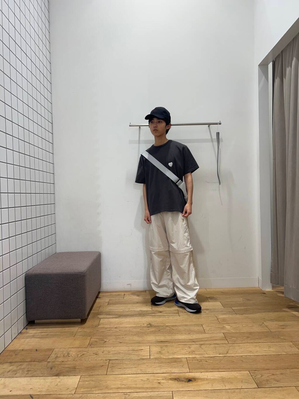 グレー系のTシャツ/カットソー、ベージュ系のその他パンツ、ブラック系のキャップを着用したメンズの春コーディネートの2枚目の写真