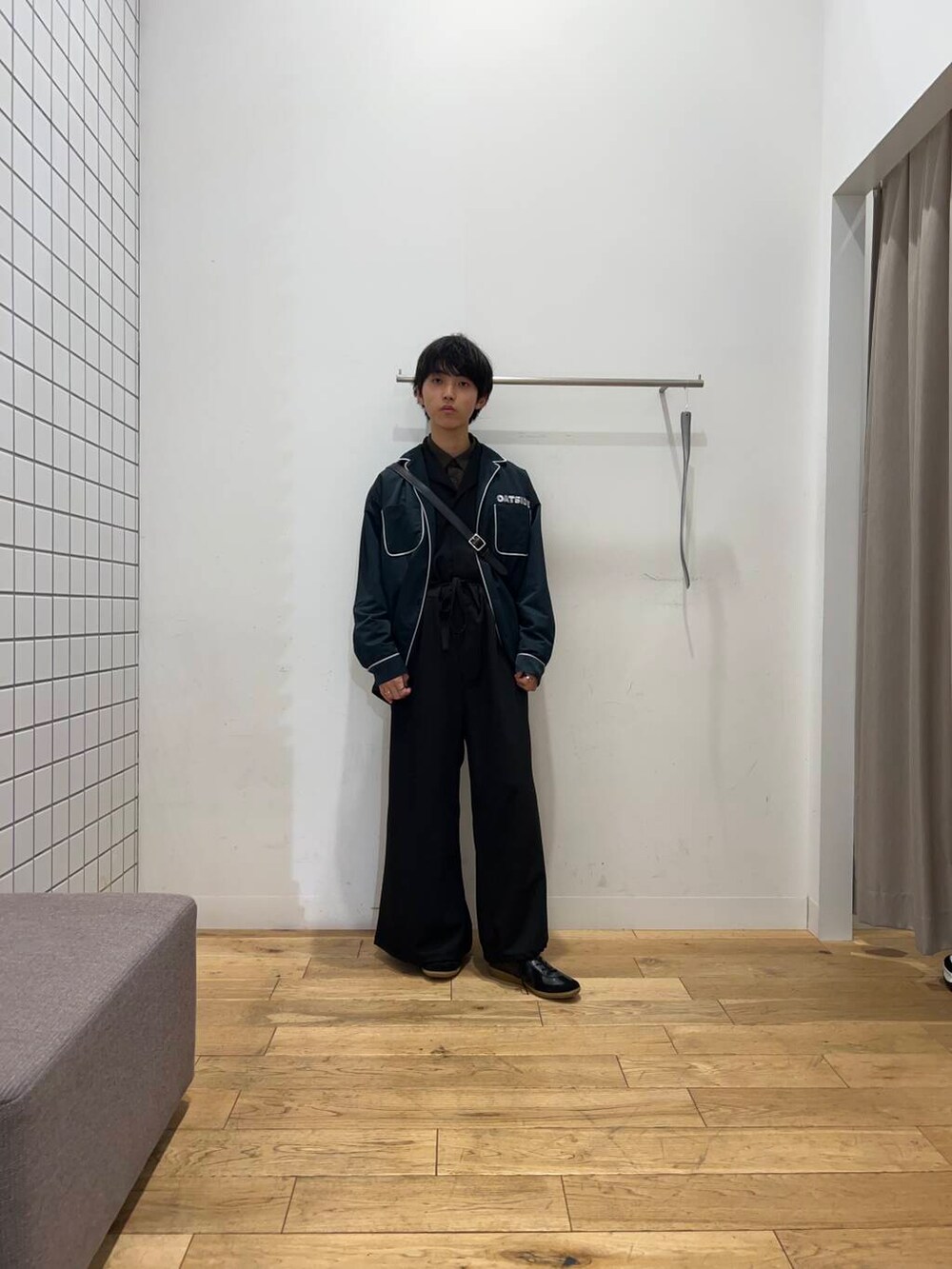 ブラック系のスニーカー、ブラウン系のシャツ/ブラウス、ブラック系のその他パンツを着用したメンズの春コーディネートの4枚目の写真