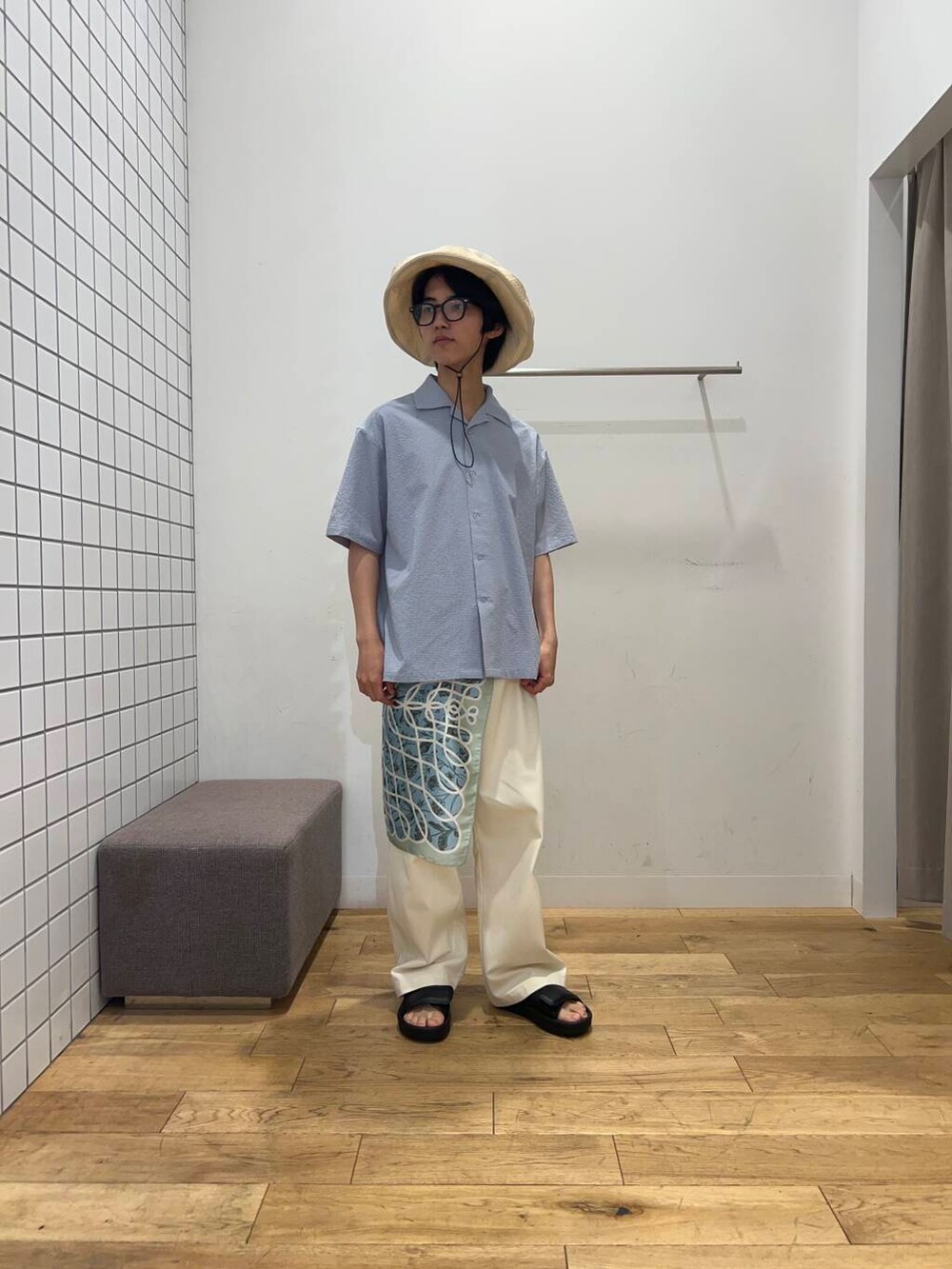 ブルー系のシャツ/ブラウス、ホワイト系のその他パンツ、ホワイト系のハットを着用したメンズの夏コーディネートの3枚目の写真