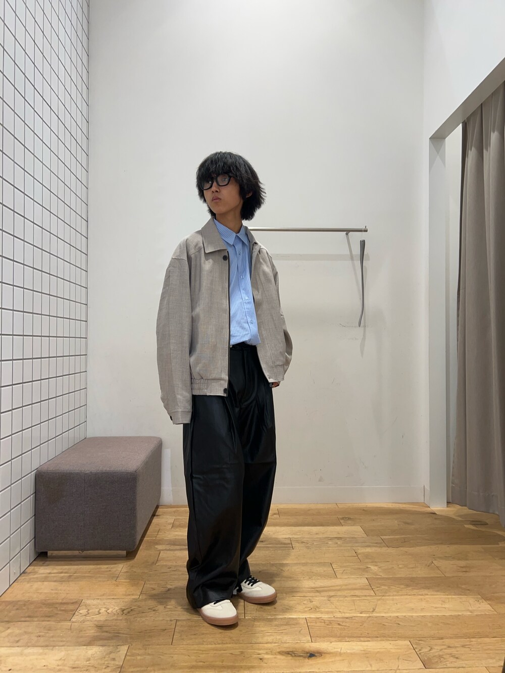 ブルー系のシャツ/ブラウス、ブラック系のその他パンツ、ホワイト系のスニーカーを着用したメンズの秋コーディネートの2枚目の写真