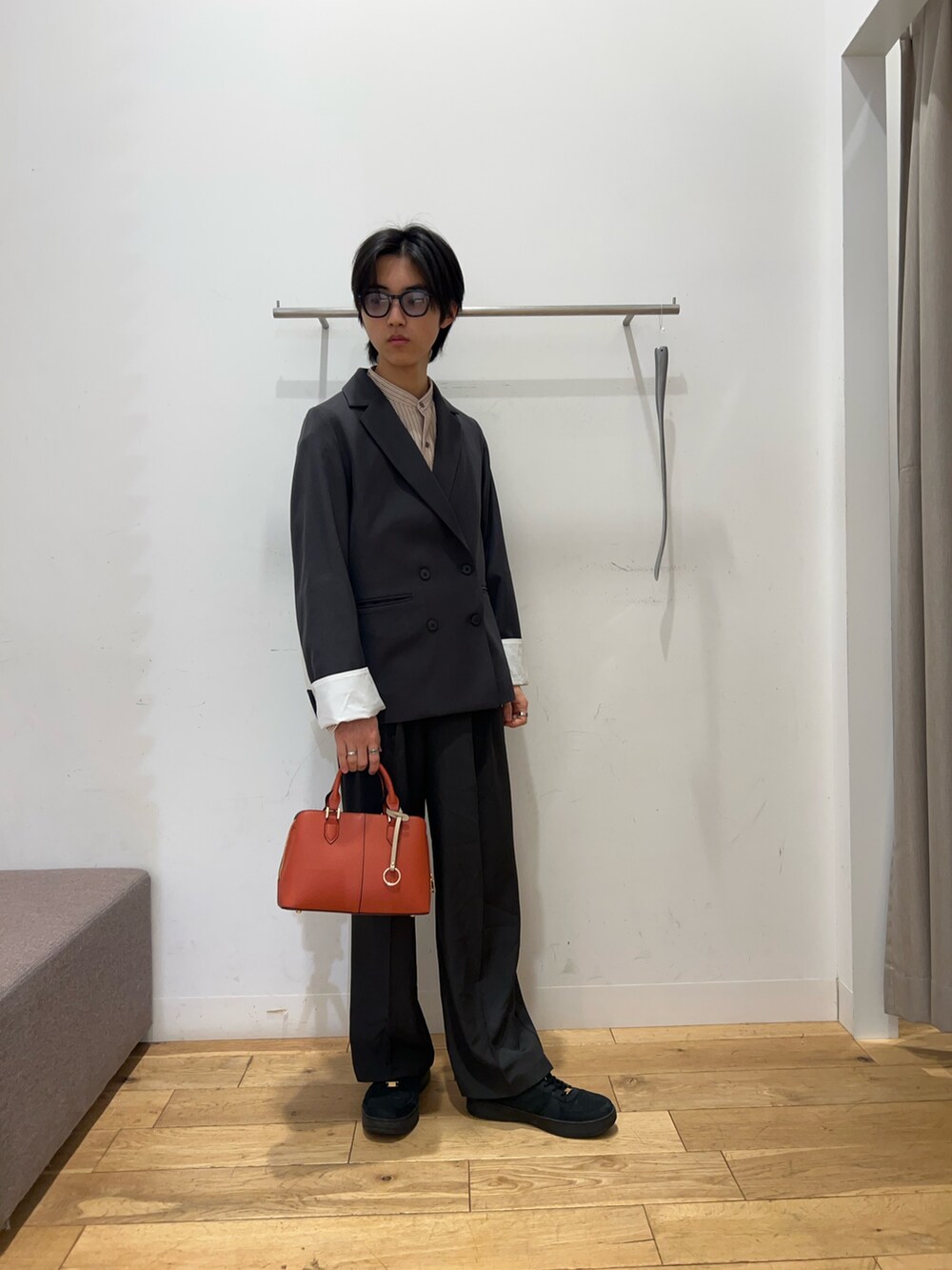 ベージュ系のシャツ/ブラウス、グレー系のテーラードジャケット、グレー系のその他パンツを着用したメンズの冬コーディネートの3枚目の写真