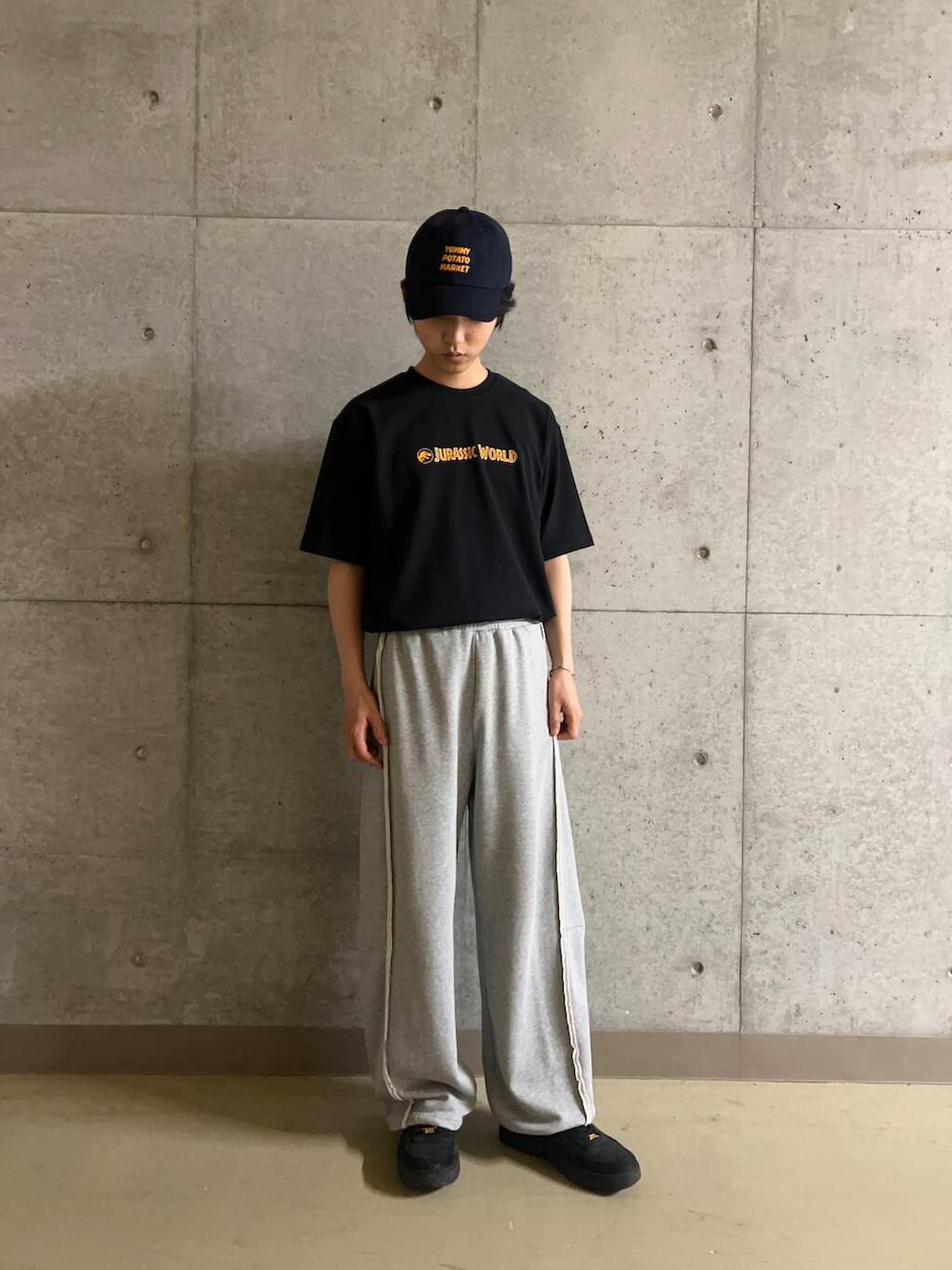 グレー系のその他パンツ、ブラック系のTシャツ/カットソーを着用したメンズの夏コーディネートの3枚目の写真