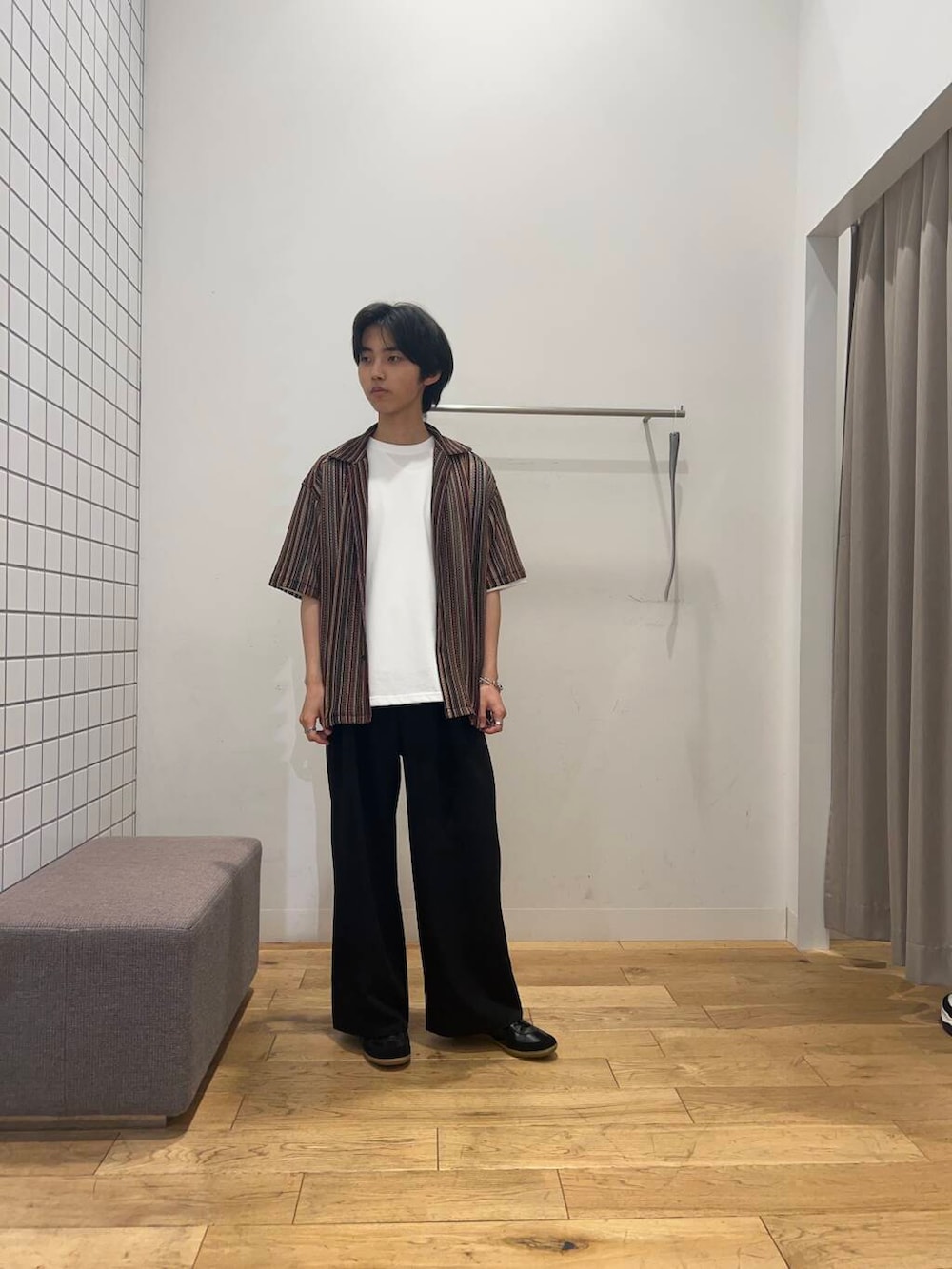 ブラック系のスニーカー、ブルー系のシャツ/ブラウス、ホワイト系のTシャツ/カットソーを着用したメンズの夏コーディネートの2枚目の写真