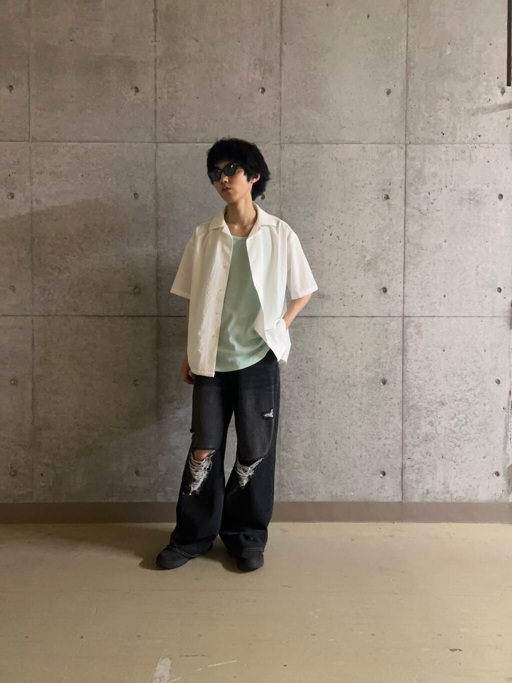 ホワイト系のシャツ/ブラウス、ブラック系のデニムパンツ、グリーン系のタンクトップを着用したメンズの夏コーディネートの3枚目の写真