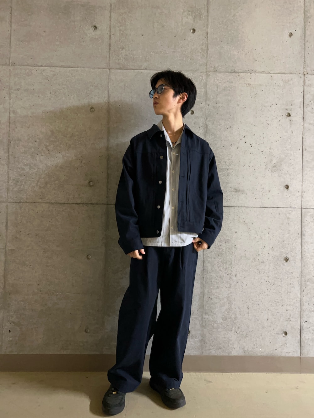 ブルー系のシャツ/ブラウス、ブルー系のブルゾン、ブルー系のその他パンツを着用したメンズの春コーディネートの3枚目の写真