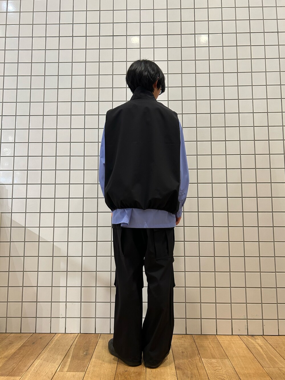 ブラック系のその他アウター、ブルー系のシャツ/ブラウス、ブラック系のその他パンツを着用したメンズの春コーディネートの3枚目の写真