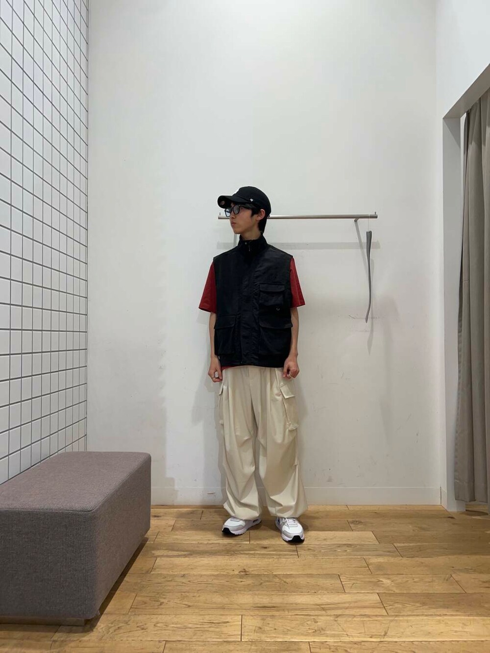 ブラック系のその他アウター、ベージュ系のその他パンツ、レッド系のTシャツ/カットソーを着用したメンズの春コーディネートの3枚目の写真