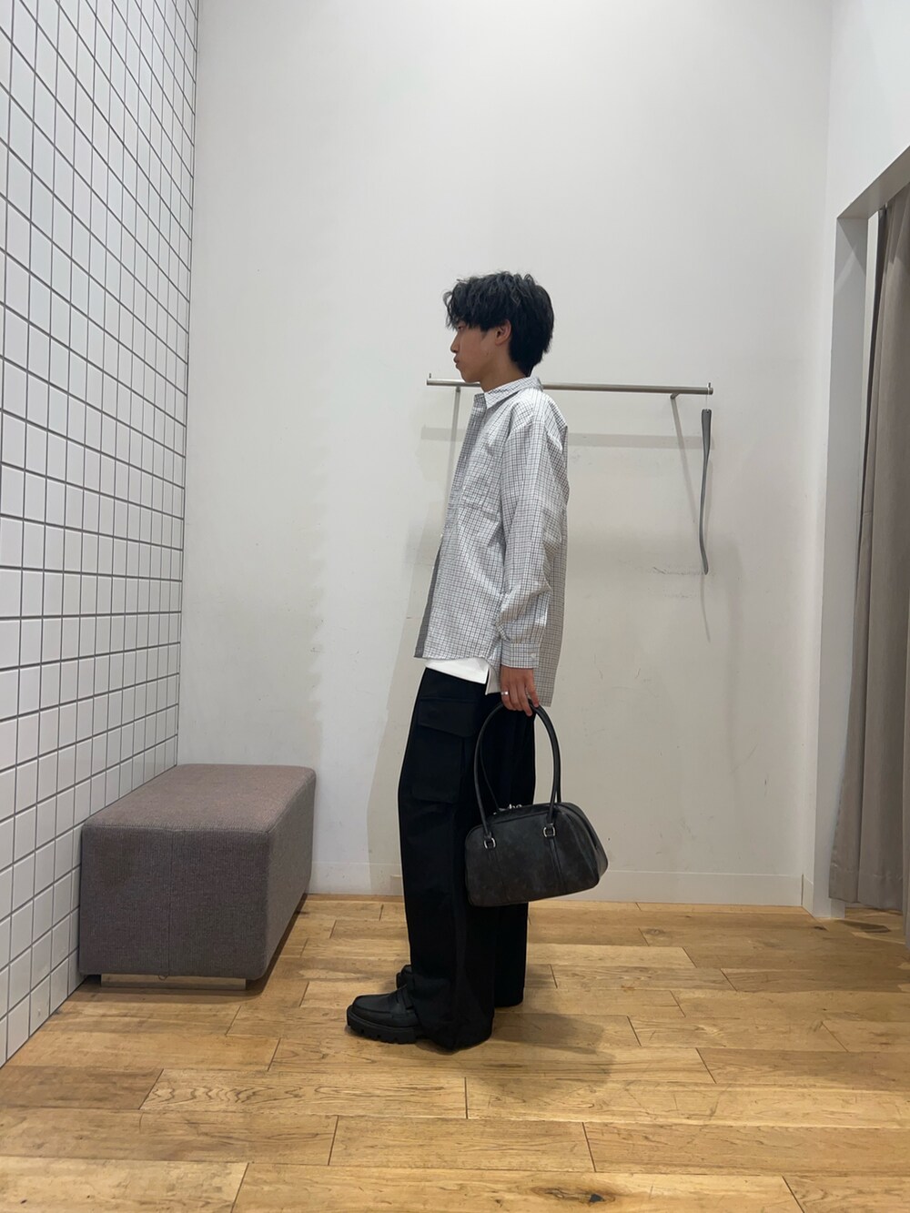 ホワイト系のTシャツ/カットソー、ホワイト系のシャツ/ブラウス、ブラック系のその他パンツを着用したメンズの秋コーディネートの5枚目の写真