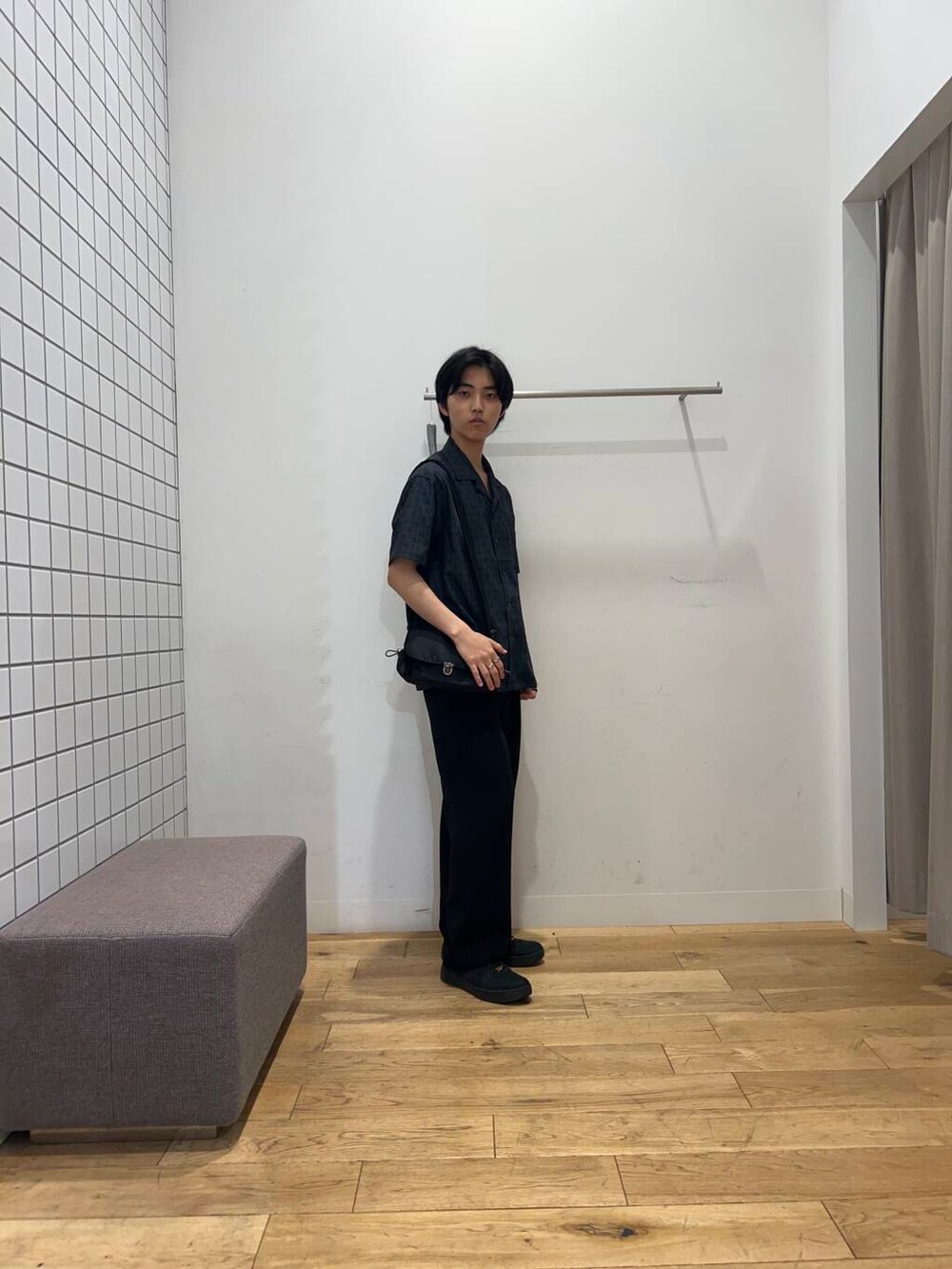 ブラック系のショルダーバッグ、ブラック系のその他パンツ、ブラック系のシャツ/ブラウスを着用したメンズの春コーディネートの3枚目の写真