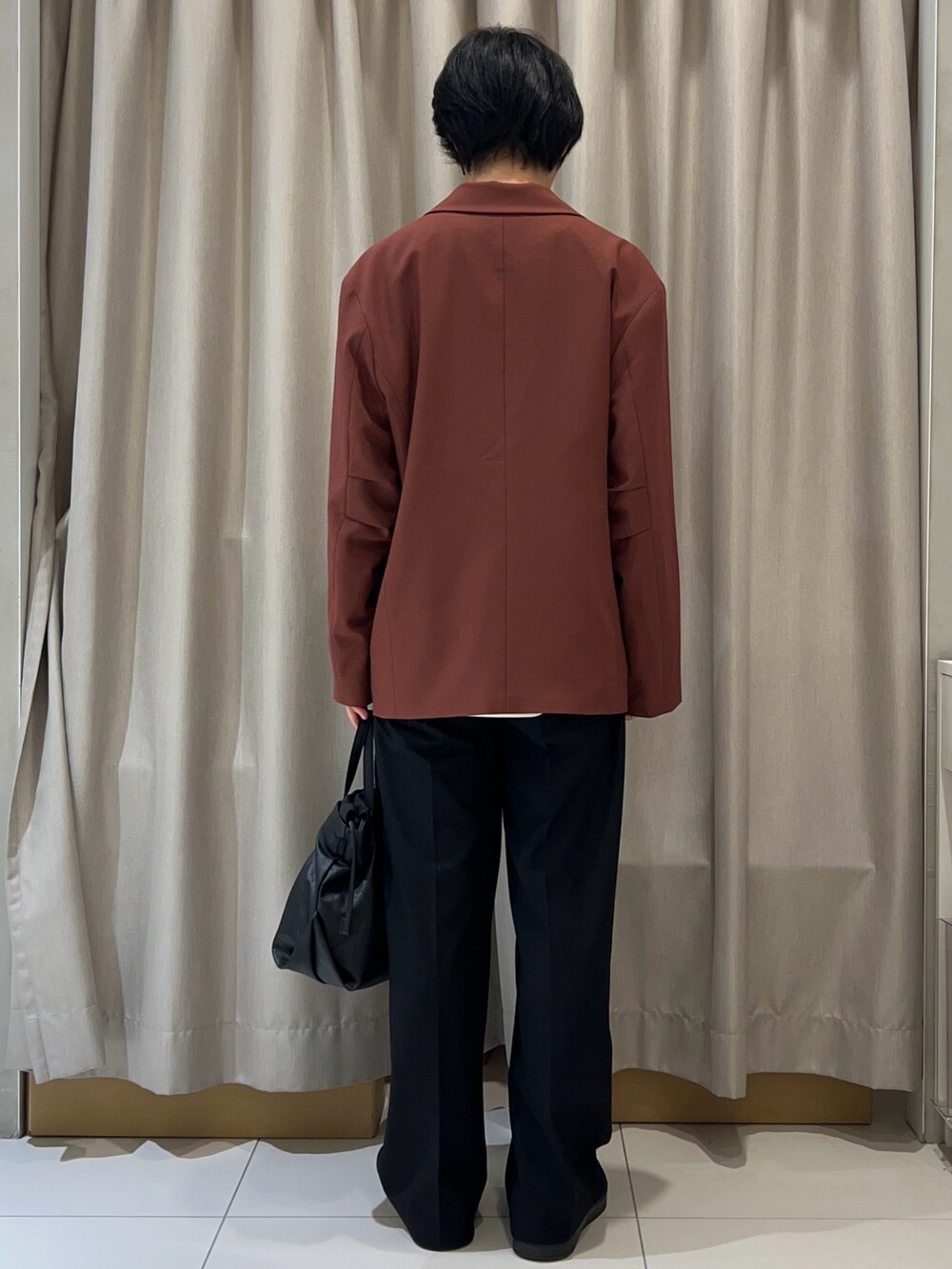 ブラウン系のその他アウター、ベージュ系のTシャツ/カットソー、その他のメガネを着用したメンズの秋コーディネートの3枚目の写真