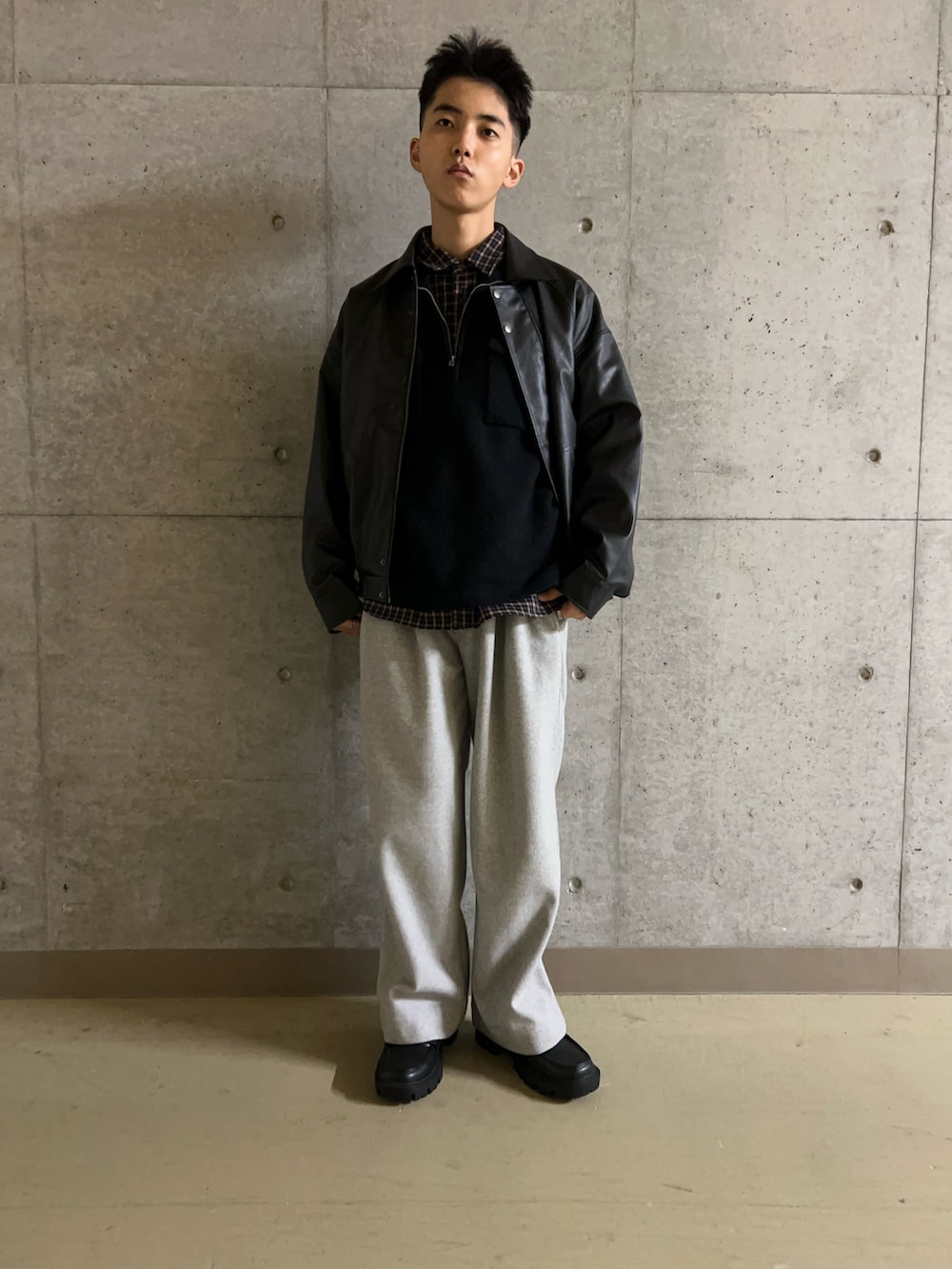 グレー系のその他パンツ、ブルー系のシャツ/ブラウス、ブラック系のニット/セーターを着用したメンズの秋コーディネートの4枚目の写真