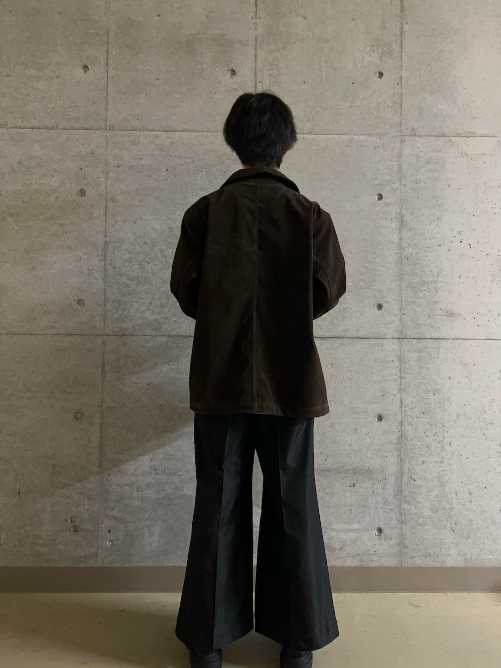 ブラック系のローファー、ブラック系のボストンバッグ、ブラウン系のその他アウターを着用したメンズの秋コーディネートの6枚目の写真