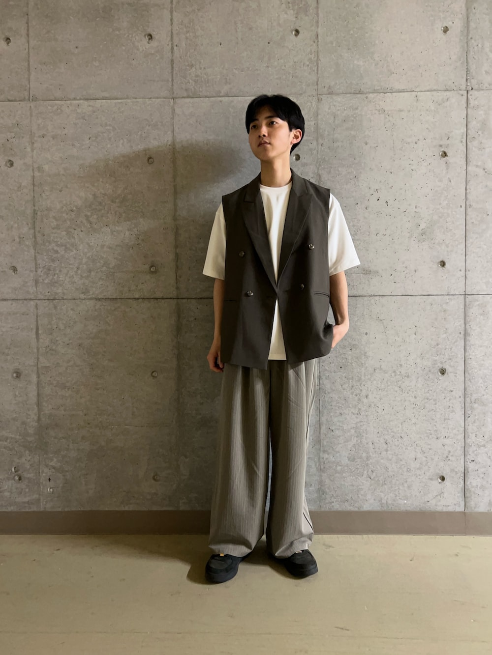 ホワイト系のTシャツ/カットソー、ブラウン系のその他パンツ、ブラウン系のその他アウターを着用したメンズの春コーディネートの3枚目の写真