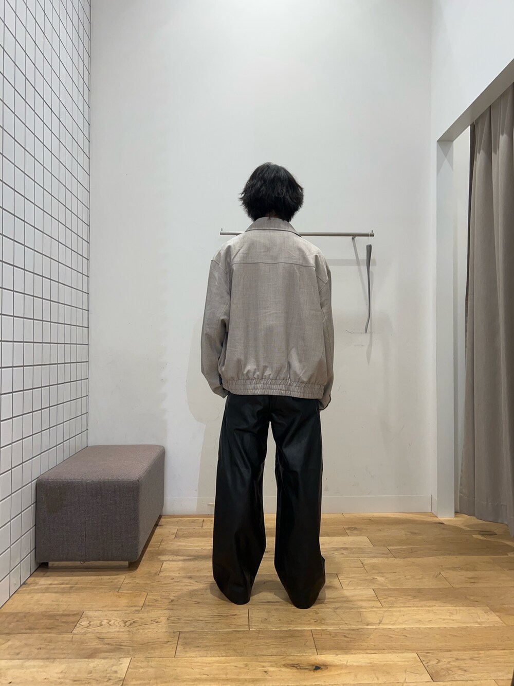 ブルー系のシャツ/ブラウス、ブラック系のその他パンツ、ホワイト系のスニーカーを着用したメンズの秋コーディネートの4枚目の写真