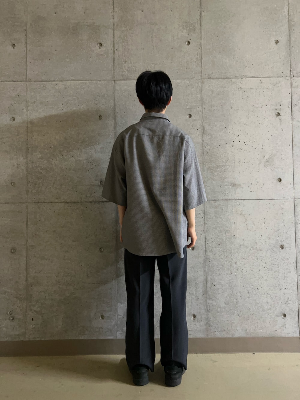 グレー系のその他パンツ、ホワイト系のシャツ/ブラウスを着用したメンズの春コーディネートの4枚目の写真