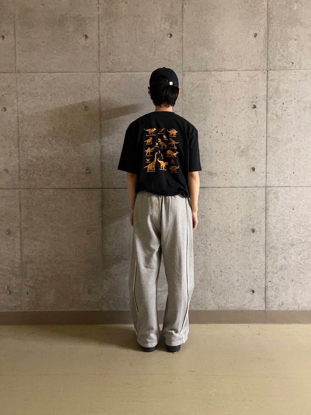 グレー系のその他パンツ、ブラック系のTシャツ/カットソーを着用したメンズの夏コーディネートの5枚目の写真