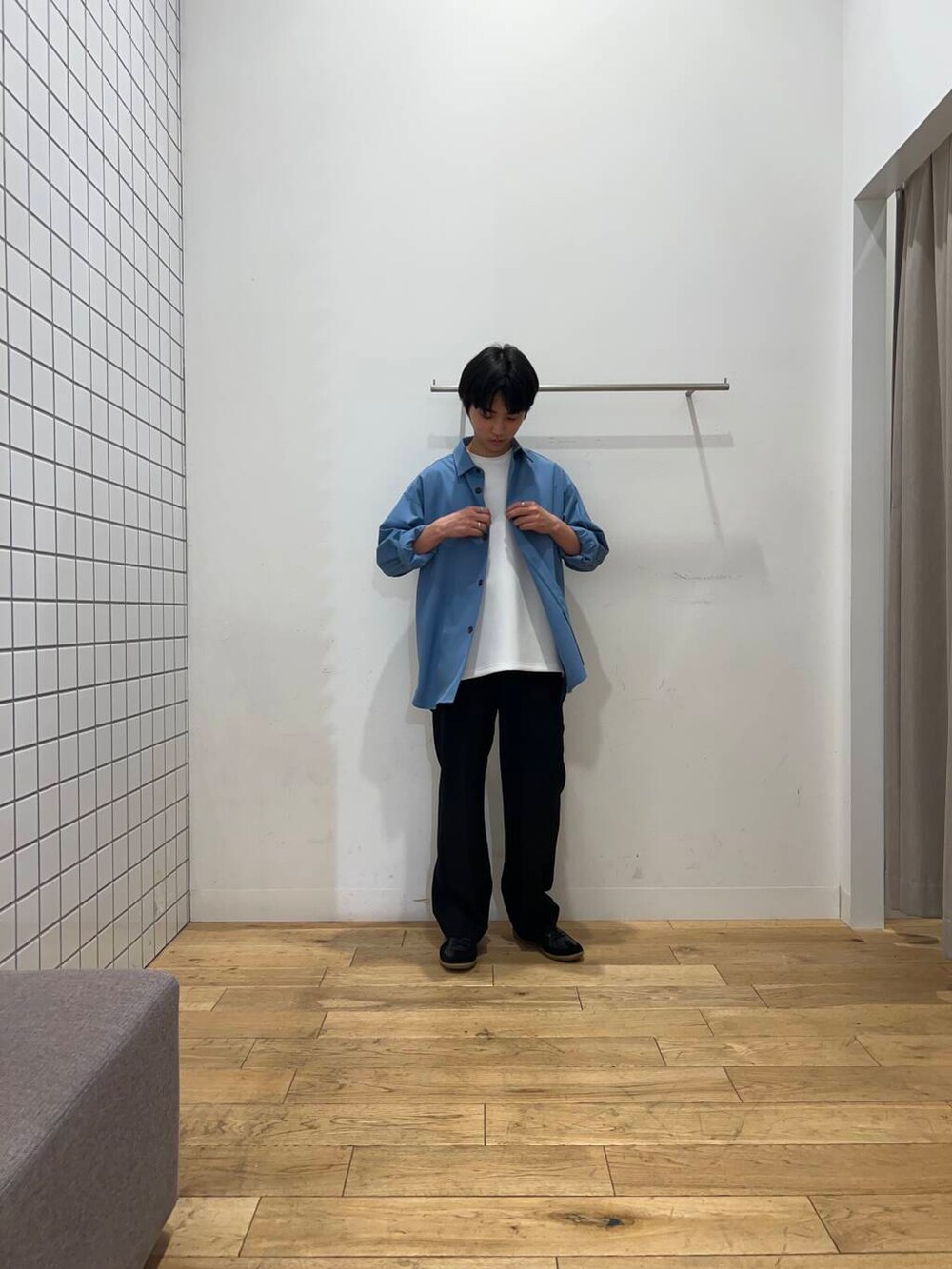 ブラック系のスニーカー、ホワイト系のTシャツ/カットソー、ブルー系のシャツ/ブラウスを着用したメンズの春コーディネートの3枚目の写真