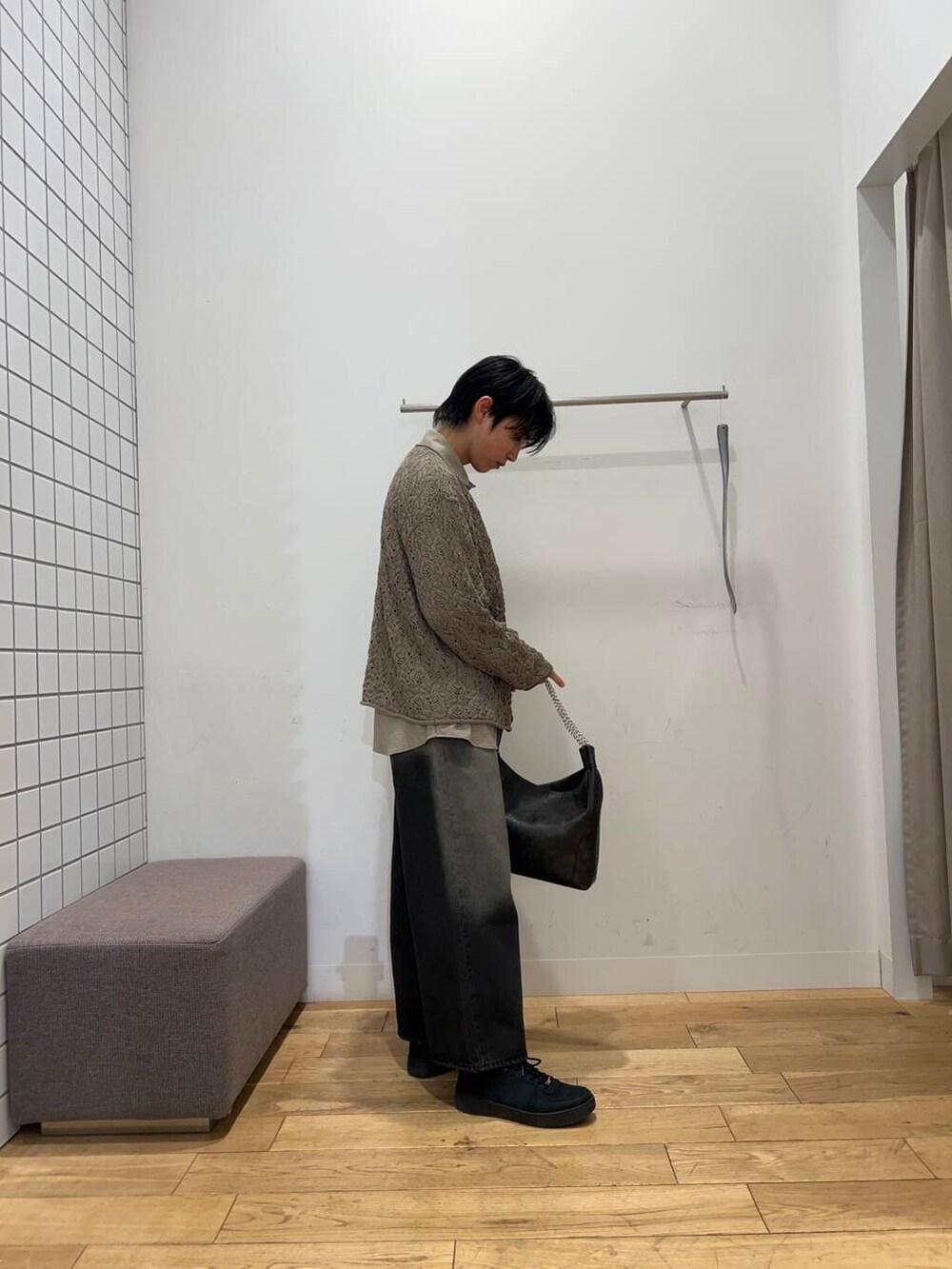 ベージュ系のシャツ/ブラウス、ブラウン系のカーディガン/ボレロ、ブラック系のデニムパンツを着用したメンズの冬コーディネートの2枚目の写真