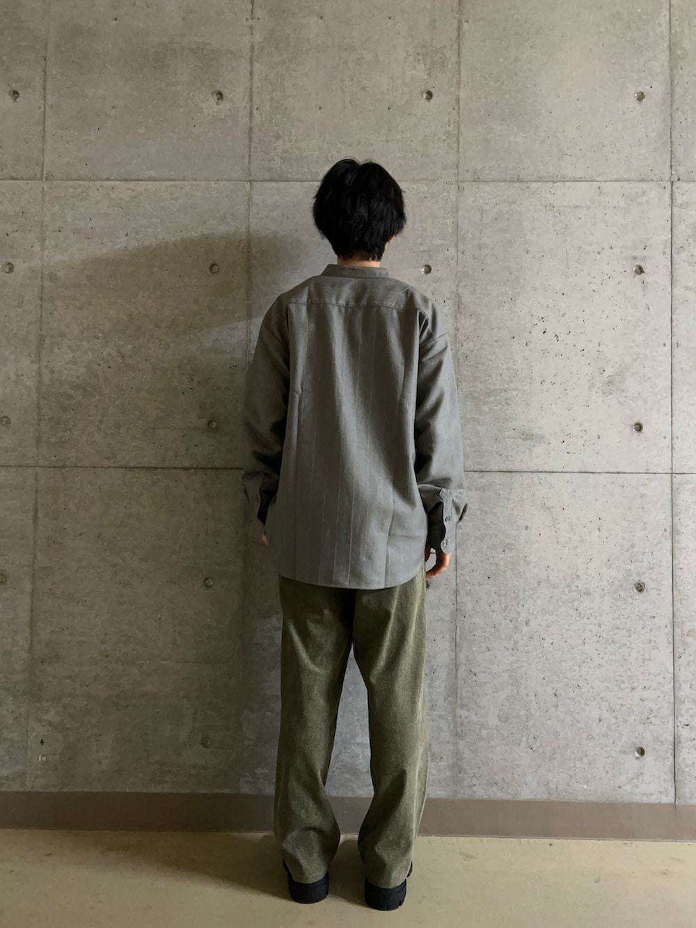 ブルー系のその他パンツ、グレー系のシャツ/ブラウス、グレー系のニット/セーターを着用したメンズの秋コーディネートの5枚目の写真