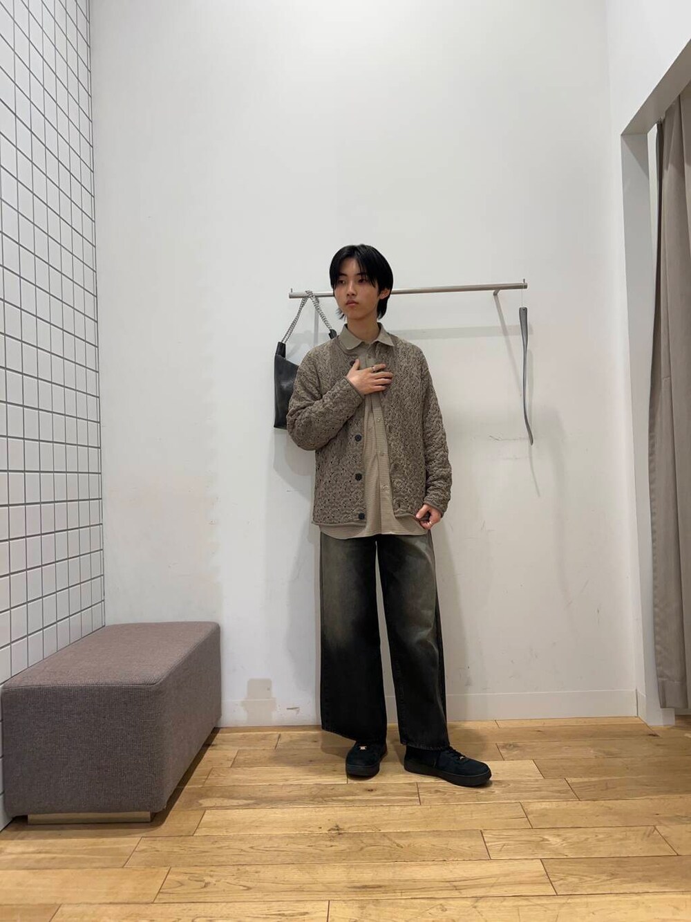 ベージュ系のシャツ/ブラウス、ブラウン系のカーディガン/ボレロ、ブラック系のデニムパンツを着用したメンズの冬コーディネートの3枚目の写真