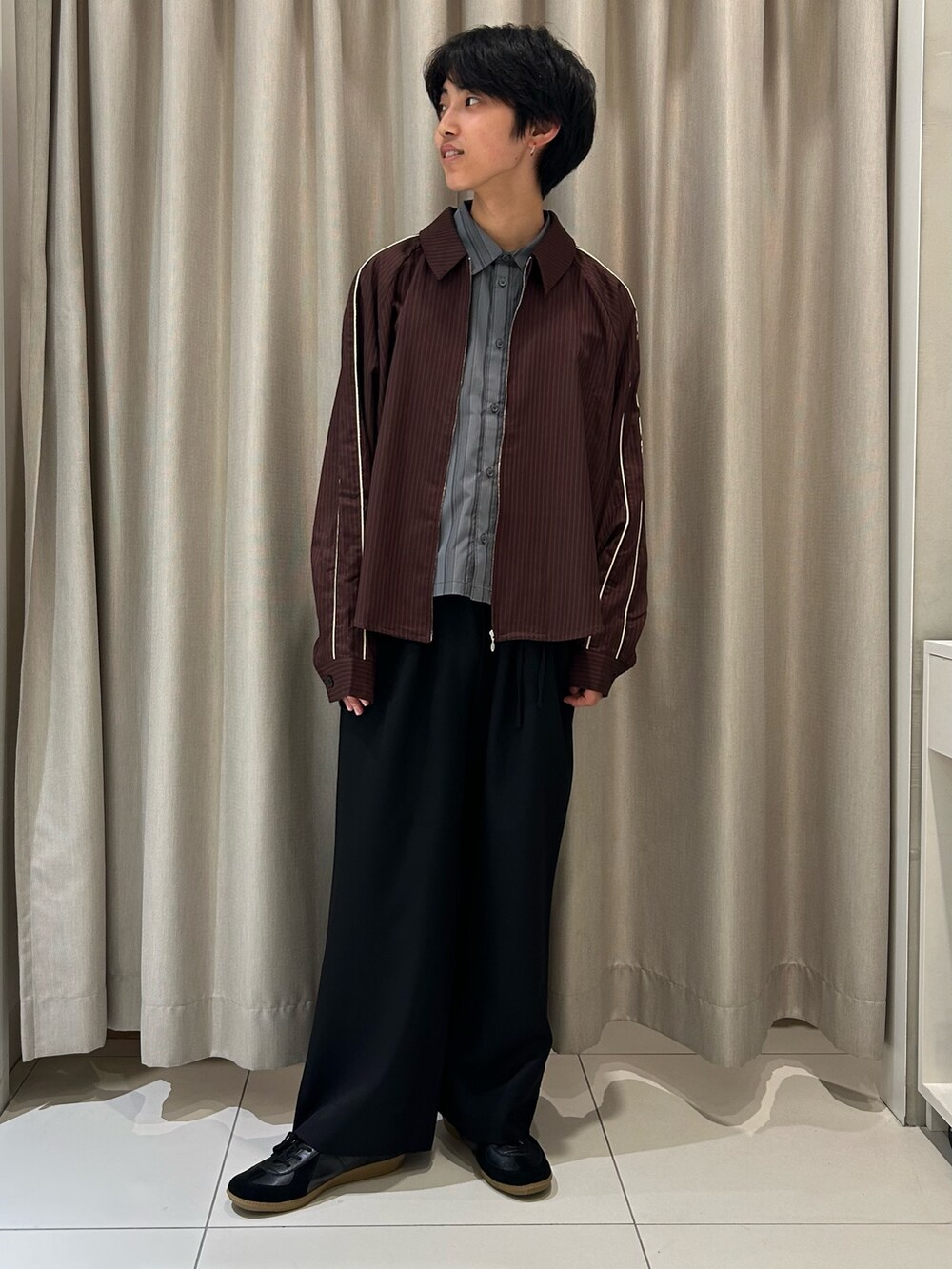 オレンジ系のシャツ/ブラウス、ブラック系のシャツ/ブラウス、ブラック系のその他パンツを着用したメンズの秋コーディネートの2枚目の写真