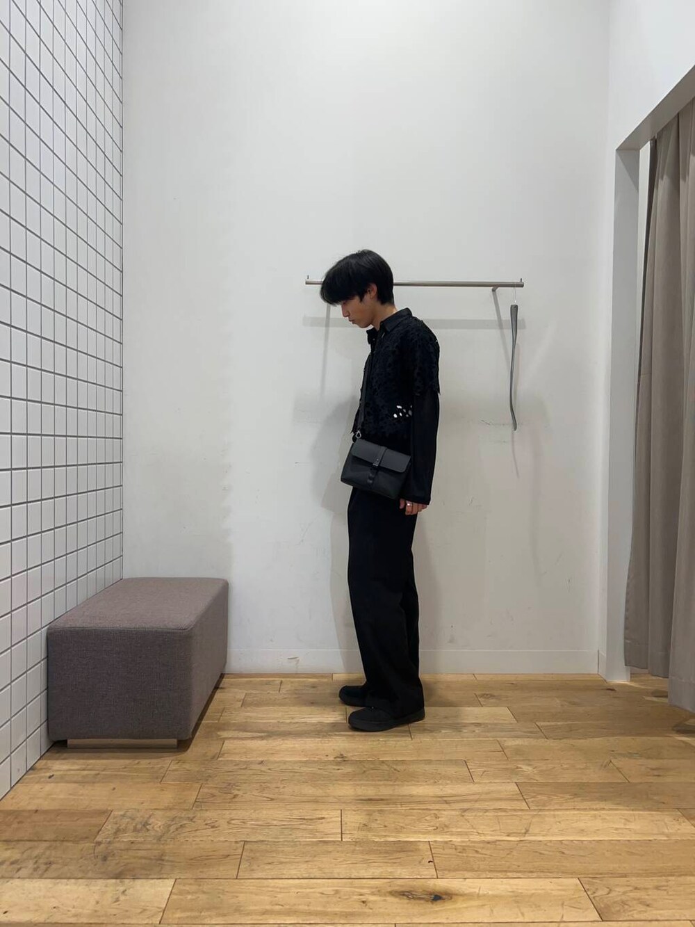 ブラック系のTシャツ/カットソー、ブラック系のショルダーバッグ、ブラック系のシャツ/ブラウスを着用したメンズの春コーディネートの3枚目の写真