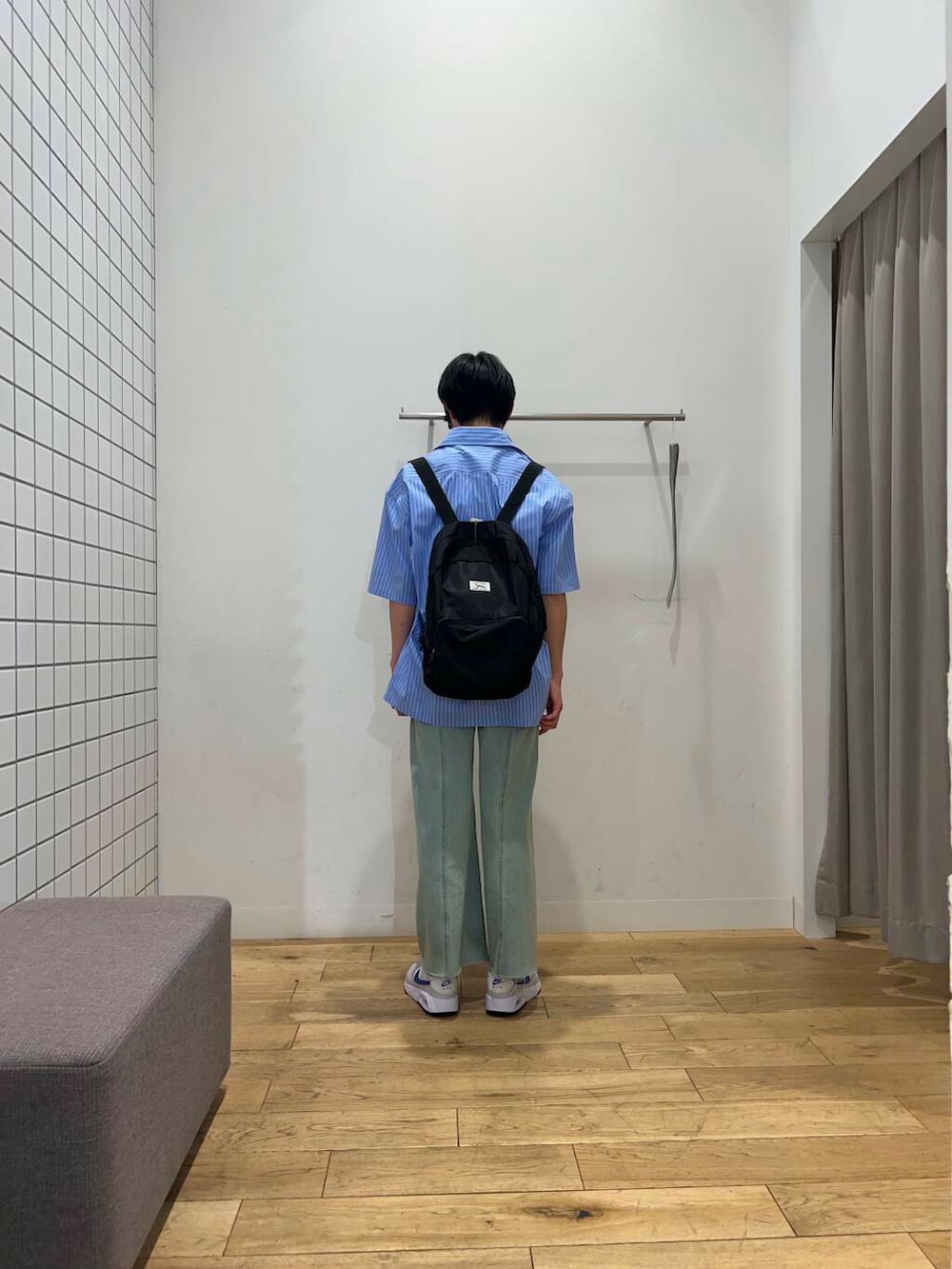 ホワイト系のTシャツ/カットソー、ブルー系のシャツ/ブラウス、ブルー系のデニムパンツを着用したメンズの春コーディネートの5枚目の写真