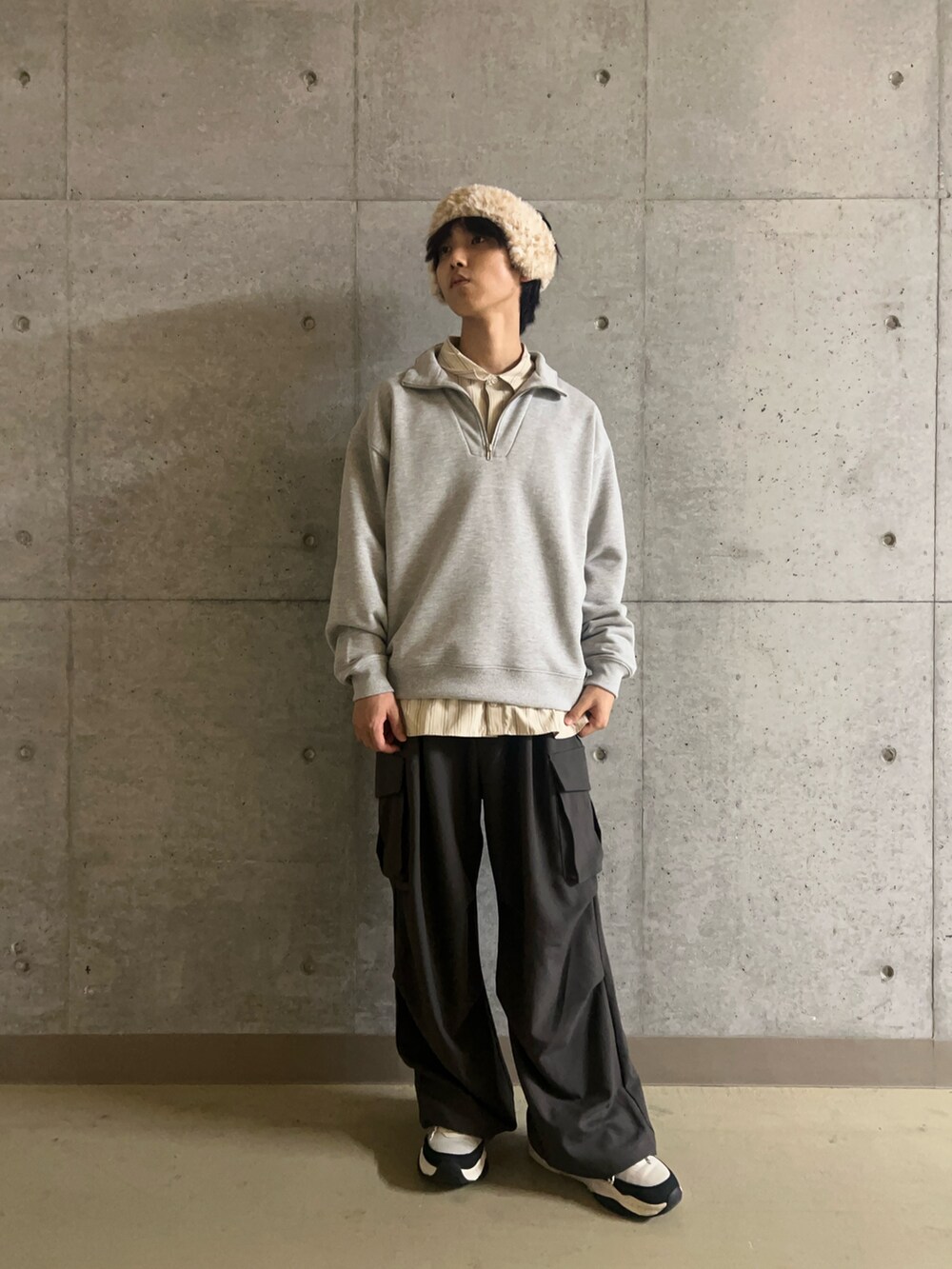 ブラウン系のその他パンツ、ベージュ系のシャツ/ブラウス、グレー系のスウェットを着用したメンズの秋コーディネートの4枚目の写真