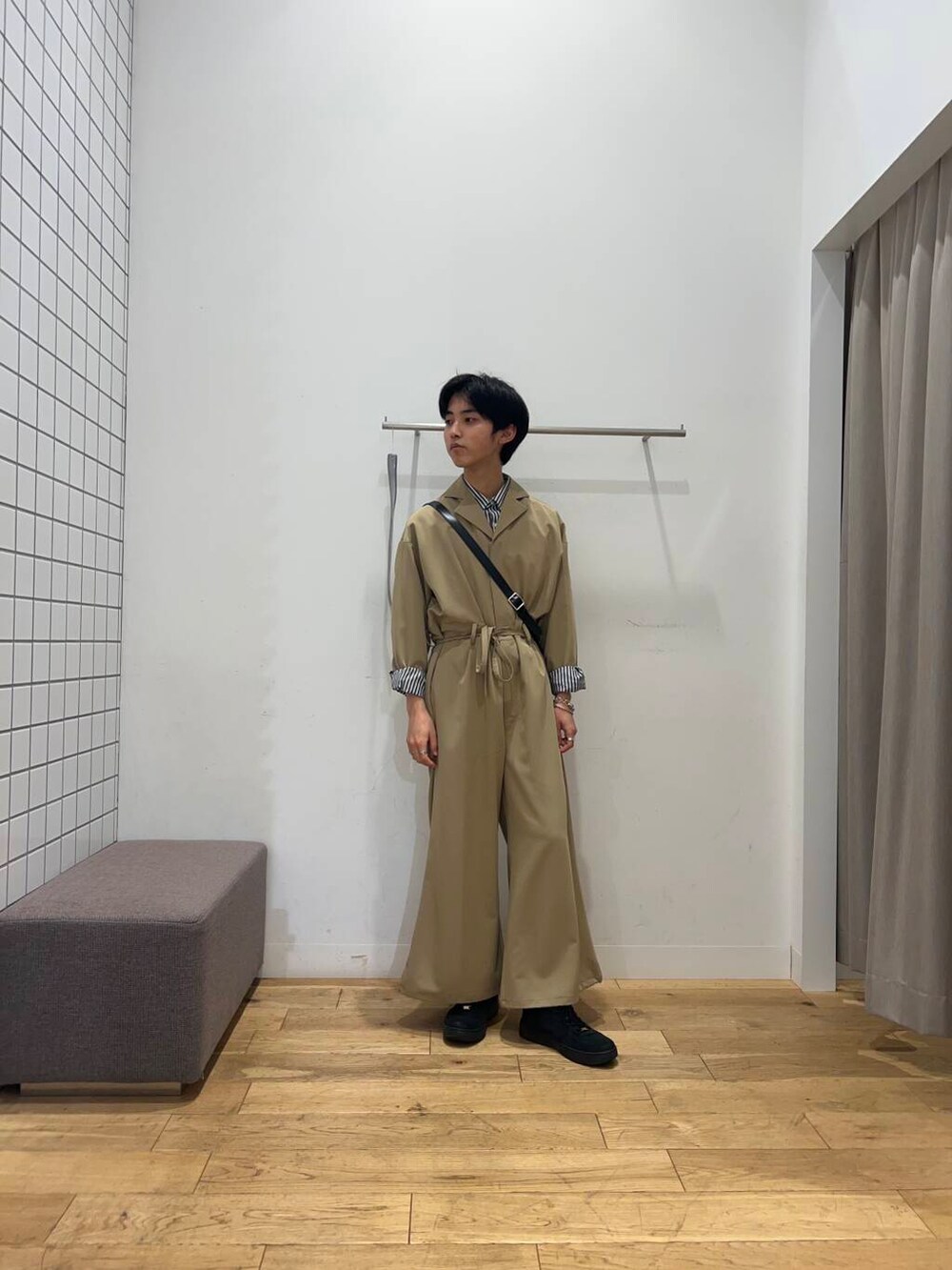ブラック系のシャツ/ブラウス、ベージュ系のその他パンツ、シルバー系のブレスレットを着用したメンズの春コーディネートの2枚目の写真