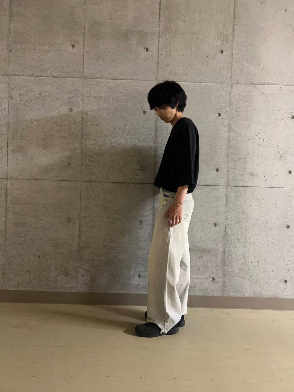 ブラック系のTシャツ/カットソー、ブルー系のデニムパンツ、シルバー系のネックレスを着用したメンズの夏コーディネートの4枚目の写真