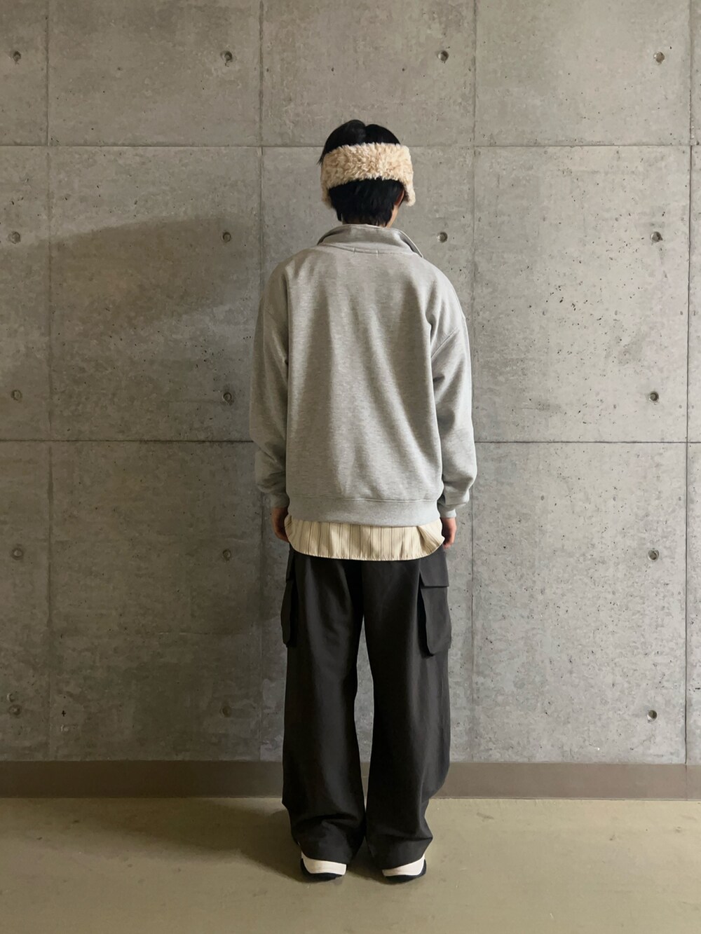 ブラウン系のその他パンツ、ベージュ系のシャツ/ブラウス、グレー系のスウェットを着用したメンズの秋コーディネートの6枚目の写真