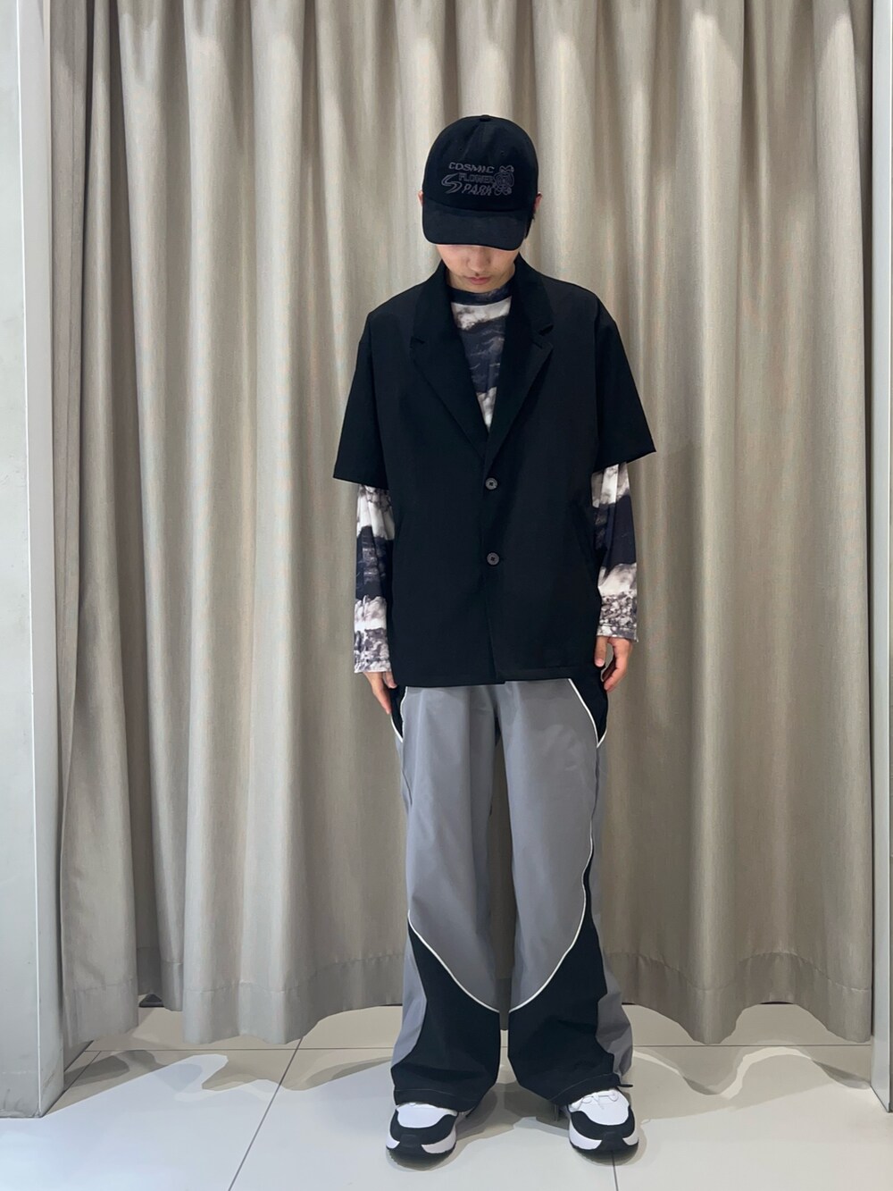 ブラック系のテーラードジャケット、ブラック系のTシャツ/カットソー、その他のその他パンツを着用したメンズの夏コーディネートの3枚目の写真
