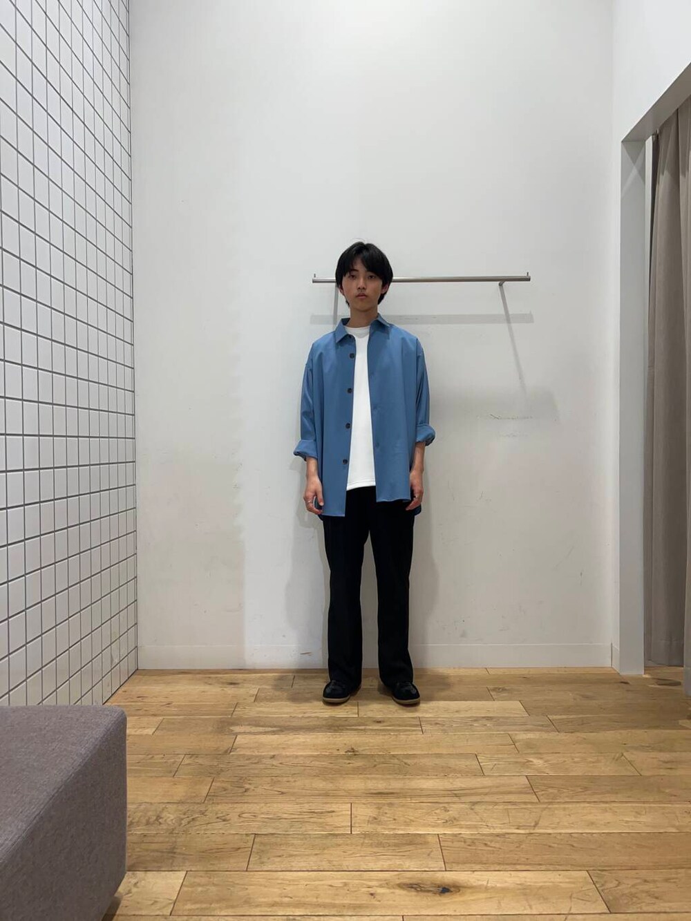 ブラック系のスニーカー、ホワイト系のTシャツ/カットソー、ブルー系のシャツ/ブラウスを着用したメンズの春コーディネートの2枚目の写真