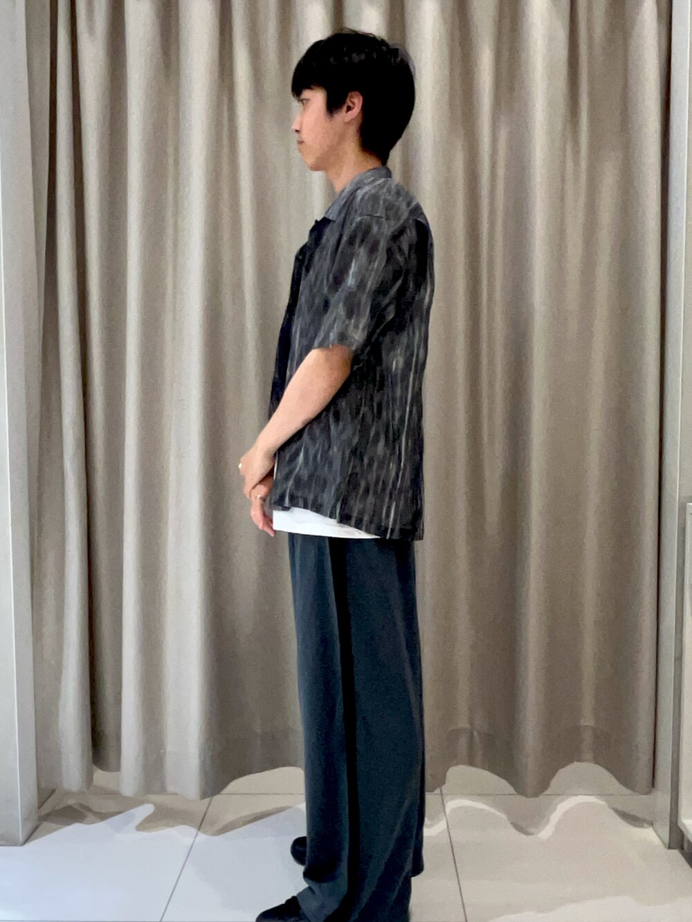 ホワイト系のタンクトップ、その他のシャツ/ブラウス、その他のその他パンツを着用したメンズの夏コーディネートの2枚目の写真