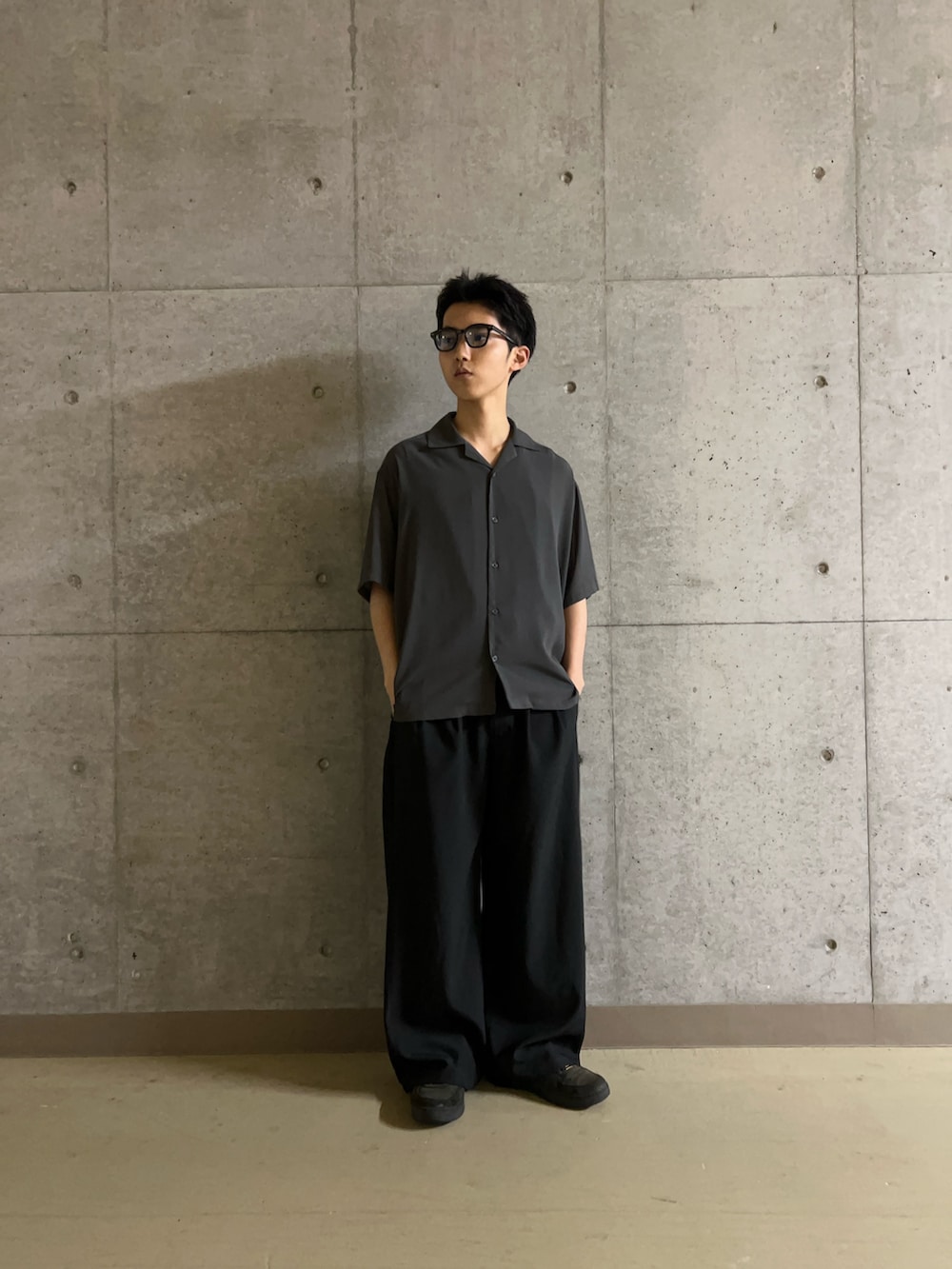 ブラック系のその他パンツ、グレー系のタンクトップ、グレー系のシャツ/ブラウスを着用したメンズの夏コーディネートの3枚目の写真