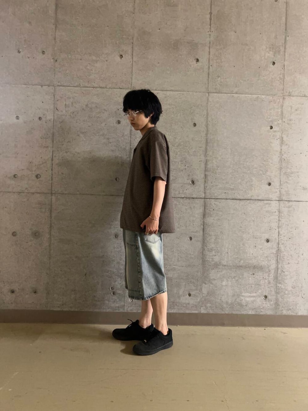 ブルー系のその他パンツ、ブラック系のシャツ/ブラウス、シルバー系のメガネを着用したメンズの夏コーディネートの3枚目の写真