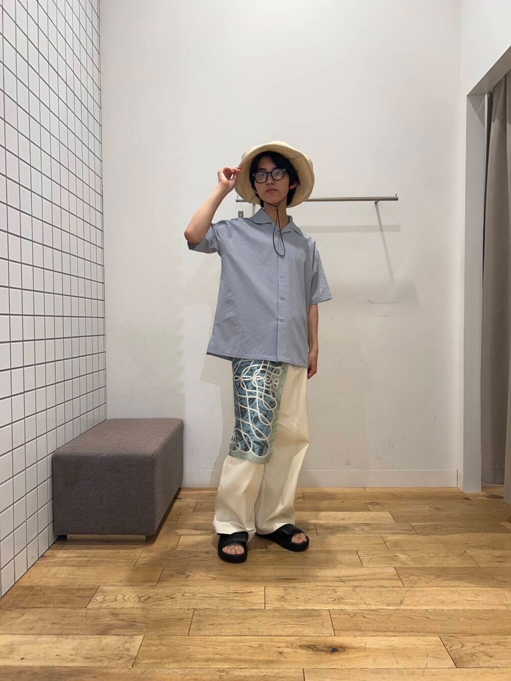 ブルー系のシャツ/ブラウス、ホワイト系のその他パンツ、ホワイト系のハットを着用したメンズの夏コーディネートの4枚目の写真