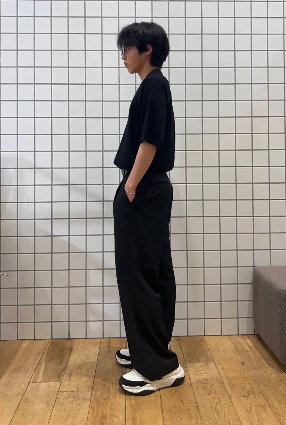 ブラック系のニット/セーター、ブラック系のその他パンツ、シルバー系のブレスレットを着用したメンズの夏コーディネートの3枚目の写真