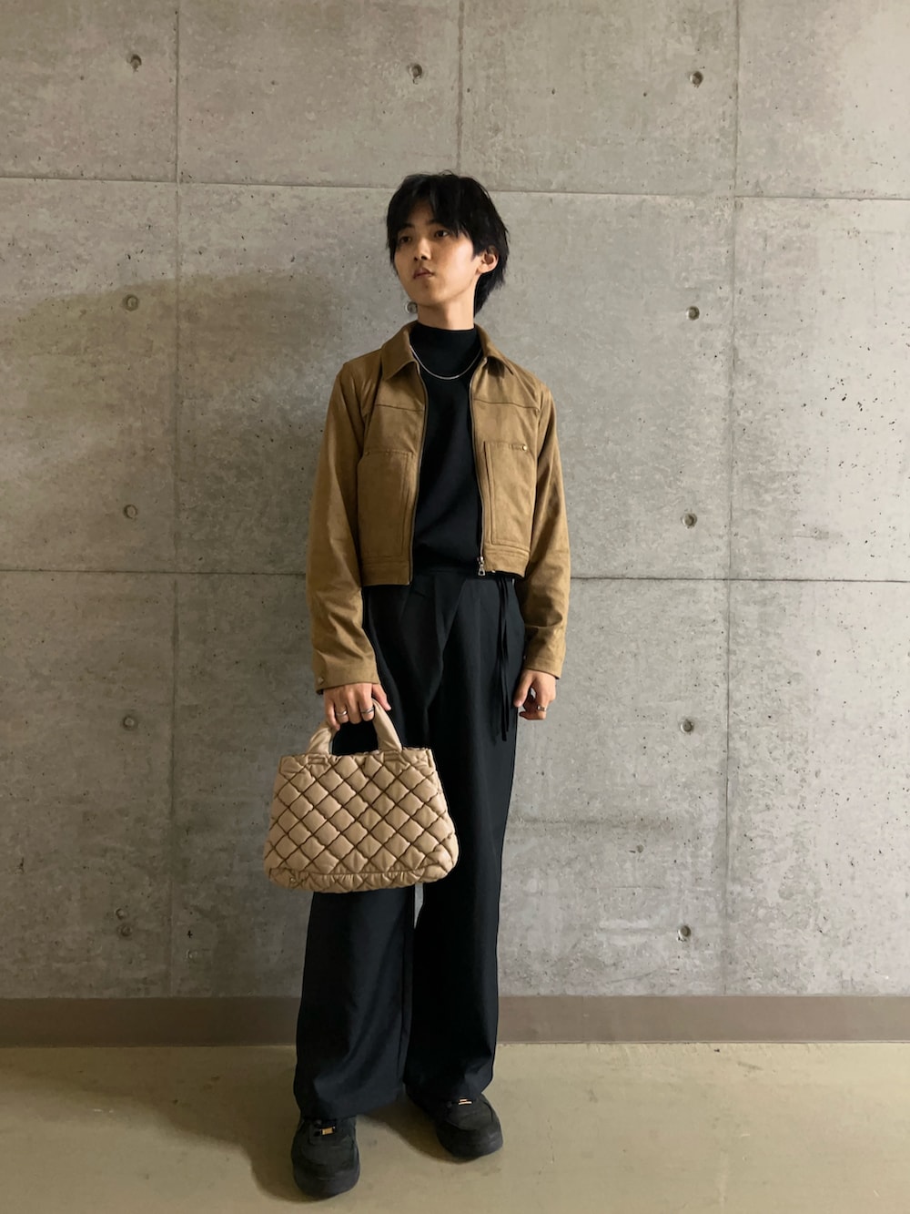 イエロー系のその他アウター、ブラック系のニット/セーター、ブラック系のその他パンツを着用したメンズの秋コーディネートの2枚目の写真